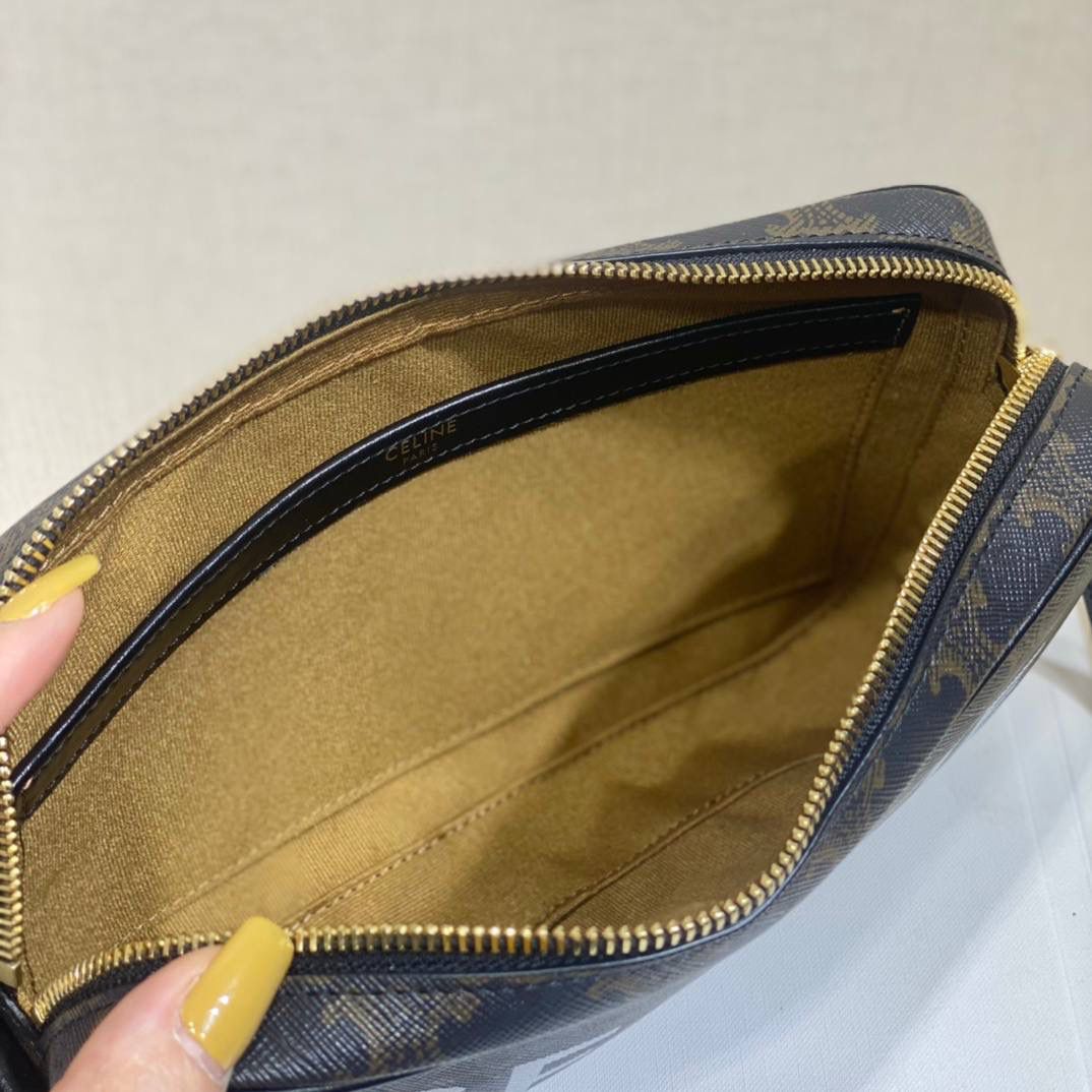 🔥大货实拍图 𝗖𝗘𝗟𝗜𝗡𝗘♥标志印花邮差包 不可否认Hedi的确做男款是很厉害的，这个老花相机包既实用又很好凹造型，绝对的好物推荐！型号：194502 尺寸：23*15*5cm