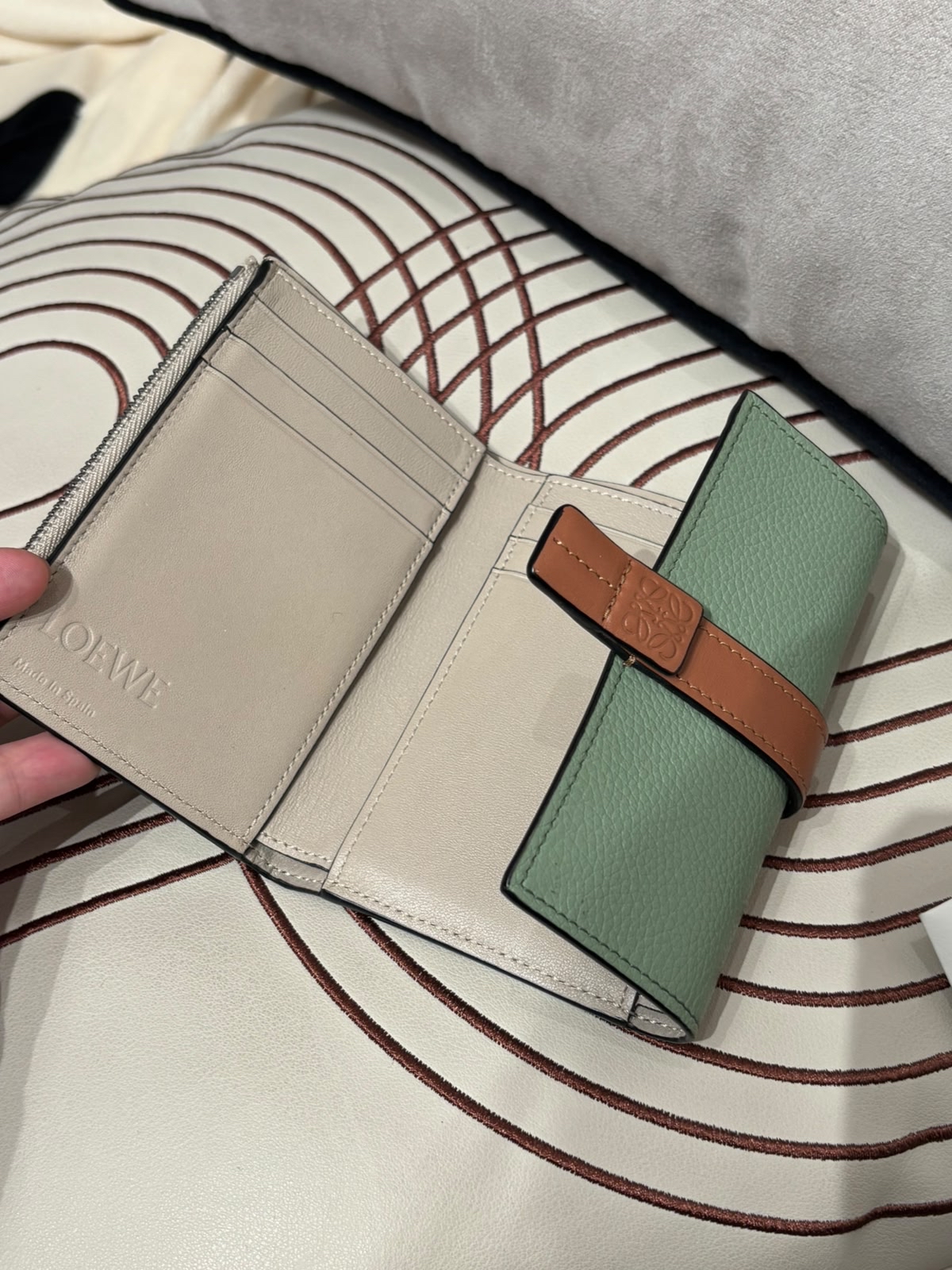 Loewe vertical Wallet Calfskin  100%Authentic, 98%New  ✅專門店收據✅dust bag  