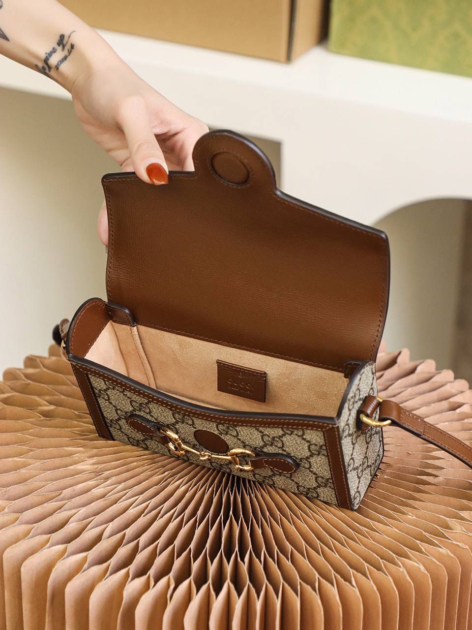 𝟏𝟗𝟓𝟓 𝐌𝐢𝐧𝐢马衔扣【全铜版#699296#】 ❥尺寸：18*12*5cm 性价比之王，同时又是爆款推荐， 马衔扣𝟭𝟵𝟱𝟱系列中再次演绎出王炸爆款， 精致小巧的可可爱爱的造型， 这个尺寸真的太爱了，日常容纳量太赞了， 王牌元素𝟭𝟵𝟱𝟱该有的复古元素， 它都十分贴心的保留，增添了更多的可爱精致元素！ 必入手的性价比之王！🔥🔥