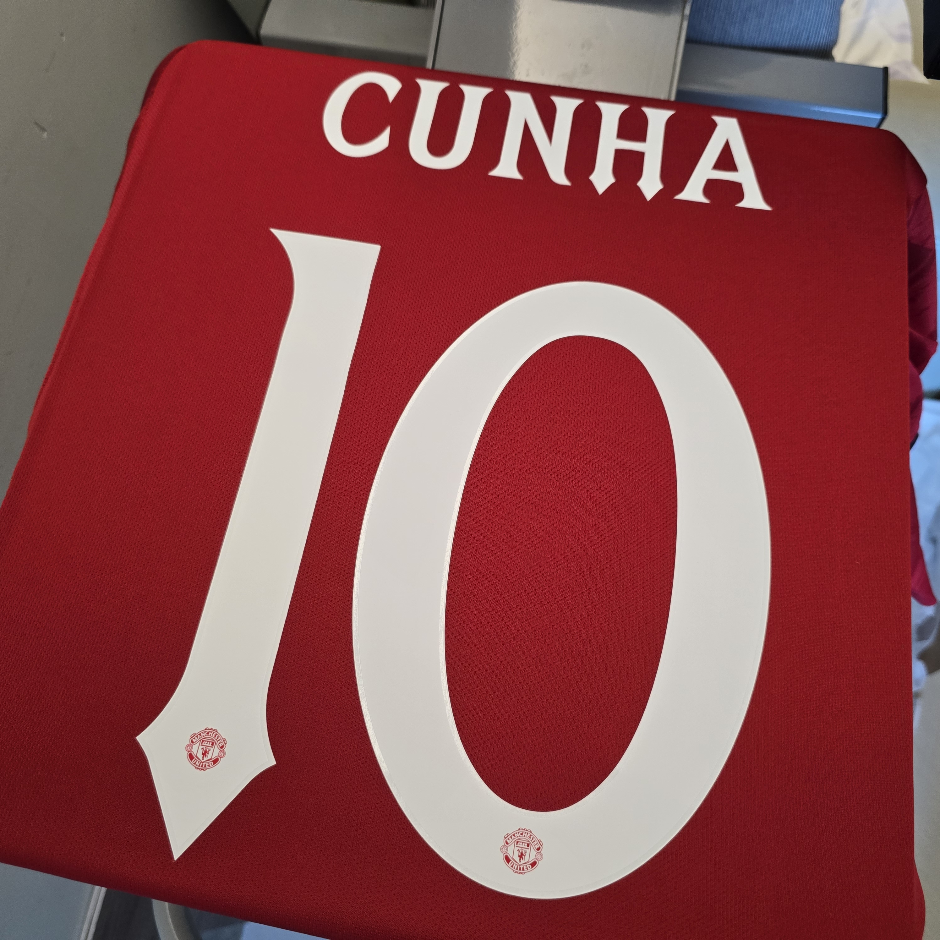**向奧脫福夢劇場致敬**Adidas Manchester United 曼聯 2025-26 主場球迷版球衣 (可加印字章) JI7428