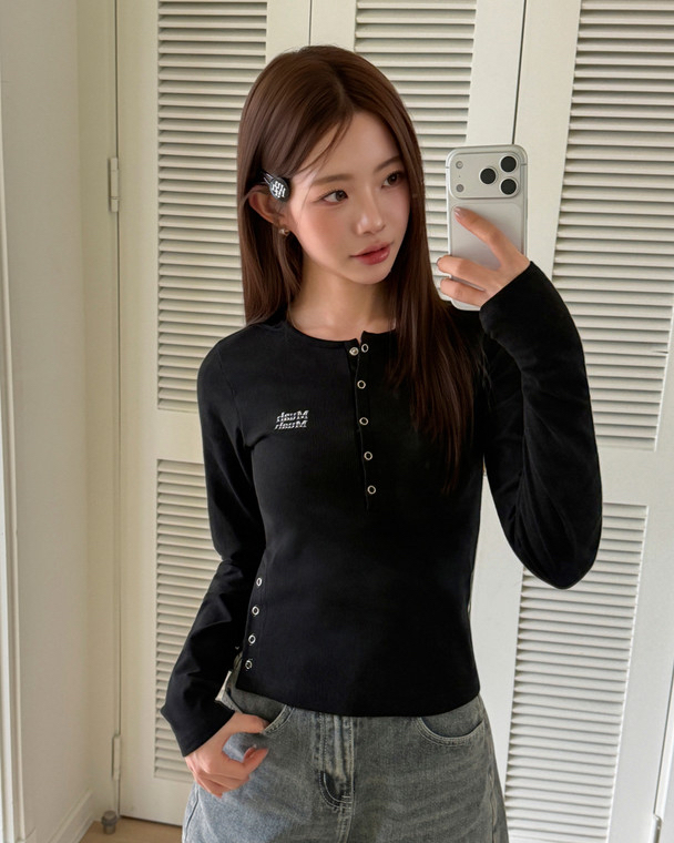 MuahMuah HENLEY NECK SLIT CROP LONG SLEEVE T-SHIRT