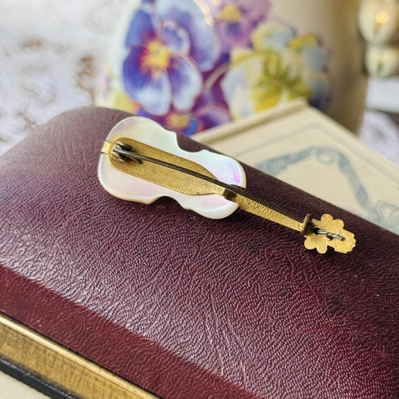 Vintage Stamped "Germany" Mother of Pearl miniature Violin Brooch(NZ063)