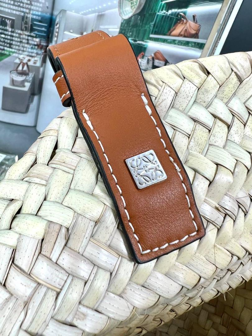 * 𝘉𝘢𝘴𝘬𝘦𝘵 爆款草编包。 🔥 到货啦🔥 中号尺寸:43-25-28cm 编码:18184658棕色 配卡片证书📄防尘袋礼品袋🎁 正宗马来西亚🇲🇾棕榈叶 ，一只火爆到疯狂的草编包，粗糙的编织与浓郁的loe风格皮印，非常时髦，第一眼看到就深深种草了，带着它美美的去度假⛱️ （注：大自然原材料➕纯手工编织，在色彩与尺寸上，颜色与大小不统一，完美主义者慎入！）