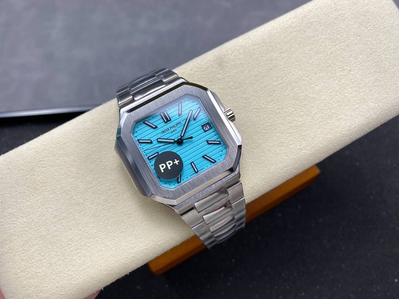 百达翡丽 方形 新系列CUBITUS 5821腕表 亮点特色：1️⃣机芯:搭载定制9015改Cal.26-330 SC一体机，调时不停秒，调时不停秒，摆轮位置均与正品一致，自动上链机芯。2️⃣钢带:316L定制级人体工程学表带，新扣款式。3️⃣表壳:尺寸45毫米厚度仅8.3mm，为表壳对角线长度(即10点位至4点位),因为表壳近似于方形，上下边的宽度会小于这一数值，所以视觉效果并不是很大。 搭配上，5821属于运动风格腕表，日常搭配正装和休闲风格也可以。