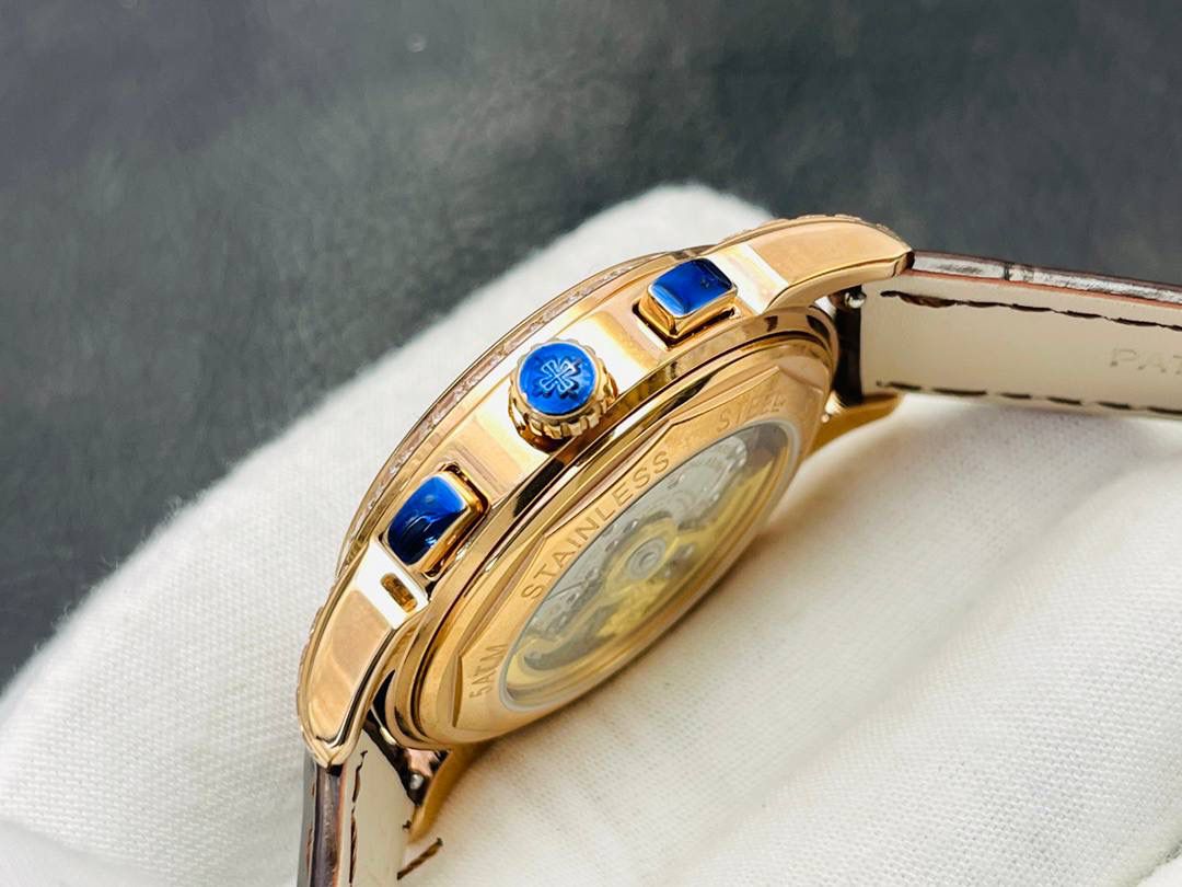 百达翡丽古典超级复杂多功能 万年历功能腕表 团队历时两年多精心设计，不计成本，敢为人先，力求完美，克服重重难关，突破多层技术瓶颈： 1⃣️机芯型号为定制版机芯，质量稳定！ 2⃣️表带为经典意大利小牛皮表带，纹路清晰，质感好。搭配圈市面最顶级的百达灯笼表扣，通用原装无压力。 3⃣️优雅的Calatrava雕花表壳极具个性，42毫米的表径适配大众男性手寸，与专柜一致，非常商务可亦休闲。