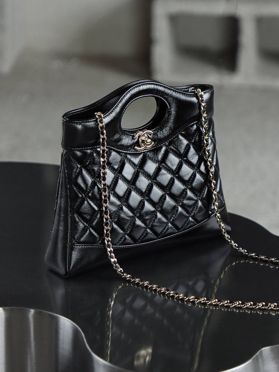 25Bag迷你肩帶可拆卸鑒定版👜 一包一碼 支持全球鑒定查驗身份證原廠專G Bonaudo皮料過關清單資料可査詢 31bag mini鏈條換成可拆卸的成了最大的亮點！ 油蠟羊皮質感真的好高級，可手提可斜挎，又美又颯！ 五金：全鋼淺金扣 皮料：Bonaudo油蜡小羊皮 尺寸：22*23.5*5.5cm