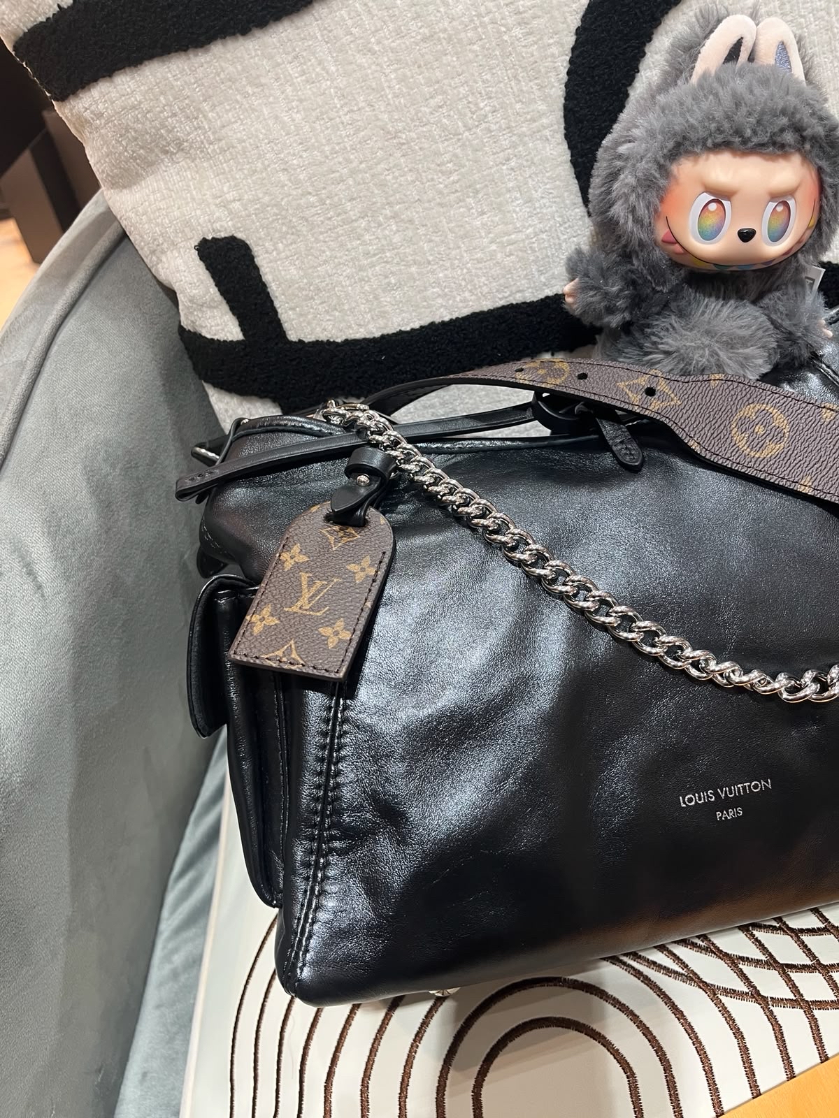 Lv CarryAll cargo Vibe pm leather 33.5 x23xd15cm 100%Authentic,98%new ✅收據 ✅dust bag ✅box