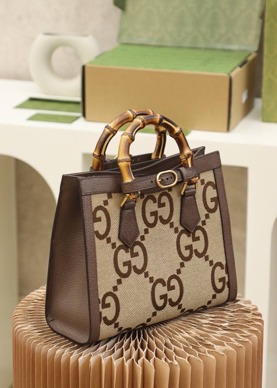 𝐃𝐢𝐚𝐧𝐚 𝐓𝐨𝐭𝐞 复古王炸竹节#660195#原厂皮 ☑️尺寸：27*24*11𝐜𝐦 𝔻𝕚𝕒𝕟𝕒是复古的标志性✅ 标识元素以新颖别致的方式与复古完美融合一体， 以恒久不衰的魅力诠释时尚永不过时的复古气息。 全新的𝔻𝕚𝕒𝕟𝕒王炸复古系列🔥 再次炸眼球，把复古与时尚演绎到极致。 实在词穷得夸不出来了， 因为实物 是巨巨巨高级的复古气息！ 怎么搭都怎么好看的炸眼球。 这款双𝐆图案以有别与以往的夸张手法呈现经典的元素， 创新了更高层次的复古美。