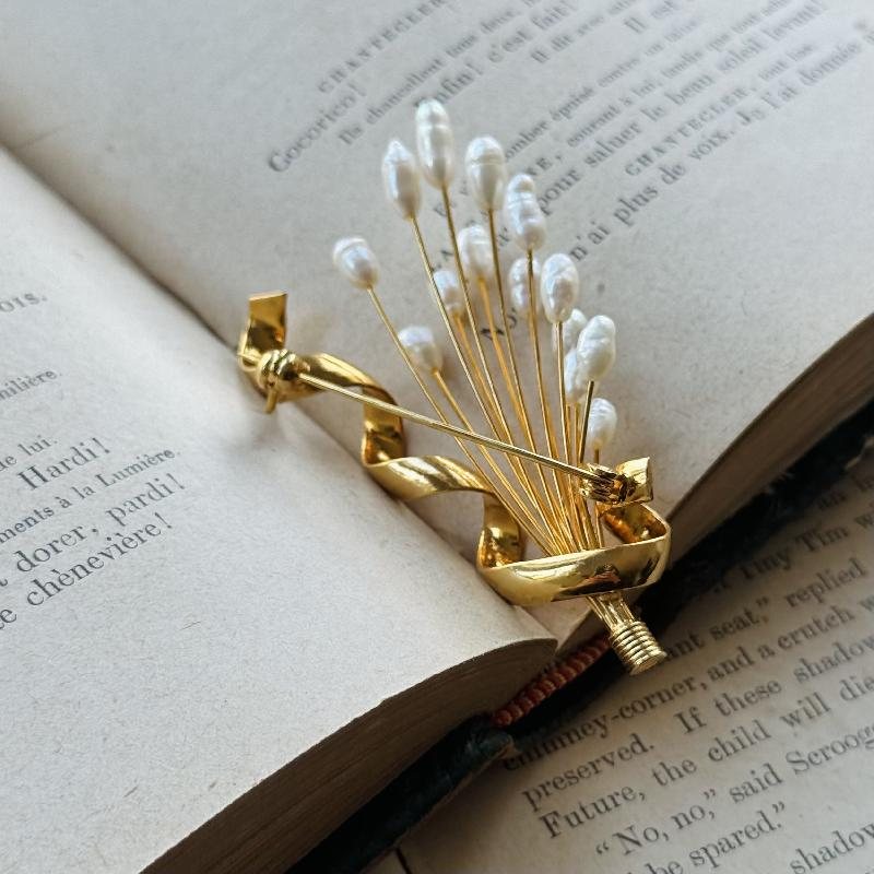 Vintage Elegant 3D Faux Baroque Pearl Bouquet with Swivel Ribbon Golden Brooch (MT2031)