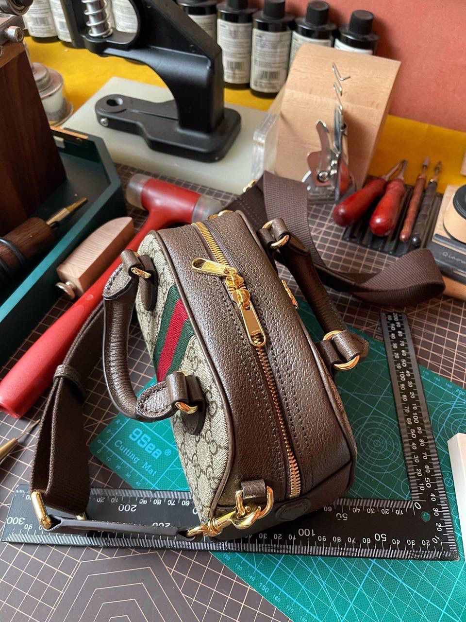 🔘gg ophidia 系列波士顿迷你gg手提包 正厂luxury进口皮，这个包的皮子跟前几款这个配皮完全不是一个档次，说都是一个厂的，但是这款皮胚就好贵，锃亮锃亮的还有皮油性，佛罗伦萨鞣制的皮质感真的牛掰兼顾了100%的意大利原味和沉稳老练的经典记忆，随着使用时间越长，这款包在不同光感下会呈现出丰富的色泽，柔软的皮质，带给你无限高档次的视觉体验。在全民高呼“小包我必须要有”的时代，没有一款它怎能行？‼️🤩 尺寸：21x12x10cm 🔍款号：724606