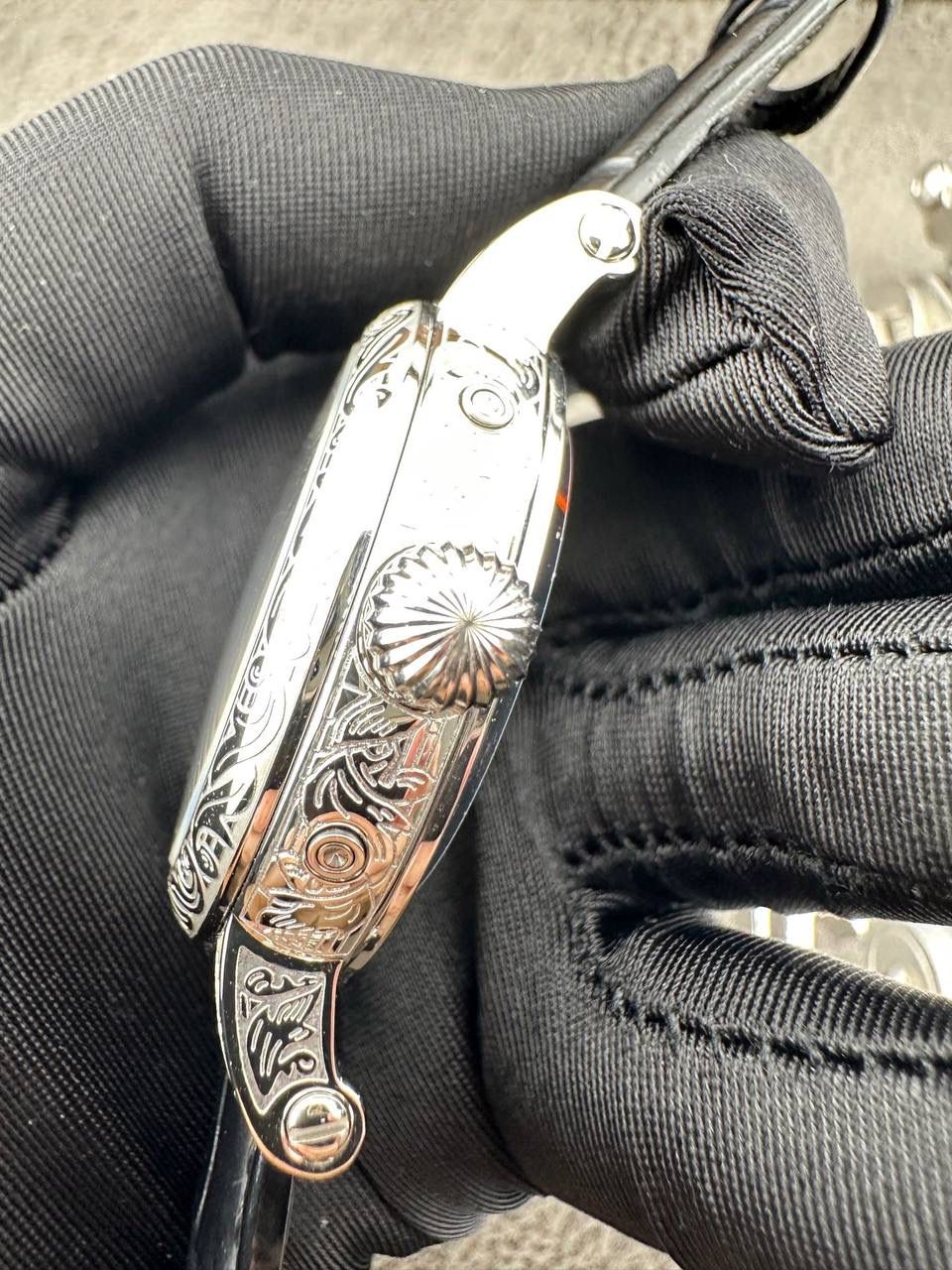 【铁划银钩 苍劲有力】高颜值新品墙裂推荐 精湛的工艺！ 年度最佳典藏之作——百达.翡丽古典超级复杂多功能 万年历功能腕表 团队历时两年多精心设计，不计成本，敢为人先，力求完美，克服重重难关，突破多层技术瓶颈，机芯型号为CH 29-535 升级版，质量稳定！ 【表带】经典意大利小牛皮表带，纹路清晰，质感好。搭配圈市面最顶级的百达翡丽灯笼表扣，通用原装无压力。 优雅的Calatrava雕花表壳极具个性，42毫米的表径适配大众男性手寸，非常商务可亦休闲。