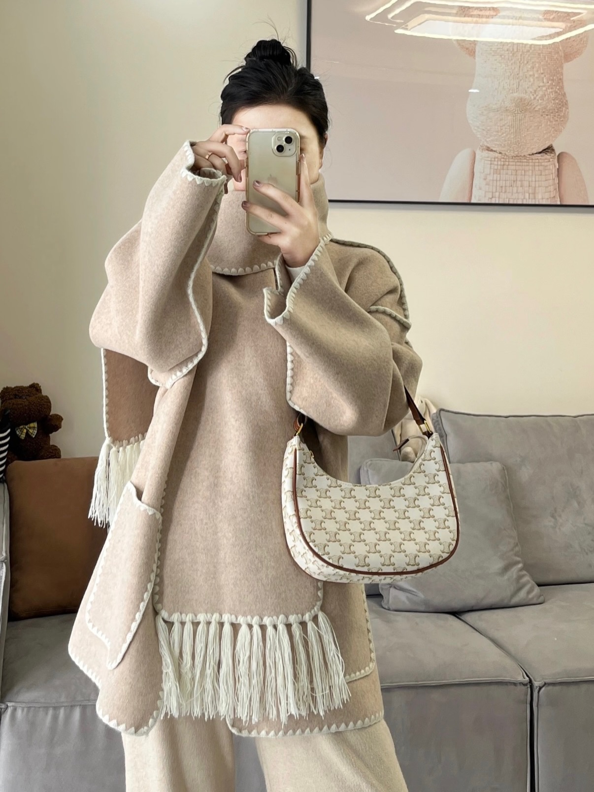 Celine👜 PRE OWNED 🛍️白色老花腋下包🤎  25*7*12  💰優惠價 $6980 98%new  #收袋王  喜歡的話快點pm/whatsapp 我們💓 銷售熱線51111 321（whatsapp)  我們服務包括有：手袋飾物回收、手袋置換(一換一、一換多也可以） 、專業手袋鑑證、專業手袋護理 Is 購買方法 🏢親臨門市 荃灣南豐中心15樓1521室（荃灣地鐵站a出口1分鐘到）敬請預約 ❤️只賣正品正貨，任驗💓🫰🏻 ❤️‍🔥本店為香港註冊公司絕對真貨，信心保證👍🏻 🫰🏻本店設有鑑證服務，有駐場鑑證師  ✨歡迎追蹤我哋各個平台緊貼最新優惠x貨品🔥😍 👇🏻👇🏻👇🏻👇🏻👇🏻👇🏻👇🏻👇🏻  ⭐️Instagram: aoaocave  🌈Facebook: aoaocave收袋王  🔥Carousell: acluxuryhk  👆🏻👆🏻👆🏻👆🏻👆🏻👆🏻👆🏻👆🏻  ___________________________  Disclaimer🫰🏻All trademarks and copyrights are reserved to the original brand holders. @AOAOCAVE sells only authentic goods and is not affiliated with any of the brands mentioned.  @AOAOCAVE 跟任何品牌無關，而且沒有持有任何品牌資版權，亦沒有與任何品牌合作。所有商標及版權歸屬於品牌坊所有，帖子只作分享用途。  #aoaocave #手袋回收 #名牌買賣