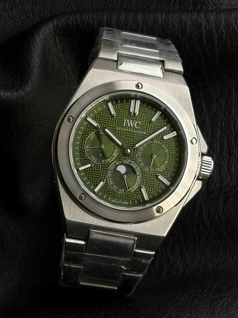 万国工程师系列万年历腕表，复刻界最复杂的腕表，所有功能同步原装，所有功能调节通过把头控制. 1⃣️【功能介绍】3点钟位置显示日历，9点钟位置显示星期，6点钟月份月相指针显示。 2⃣️【做工精细】外壳采用原版同样的三件套结构，中间拉丝，上下壳为抛光，镜面采用高成本的锅盖形蓝宝石，使其质感提升。 3⃣️【机芯性能】尺寸41.6mm,机芯采用天津机芯改82600，高效稳定，动力时间长达72小时以上，进行加装复杂的万年历模块，而且同步所有功能实现同步原装通过把头调节。 4⃣️【⚠️注意事项】由于万年历模块十分复杂在出货前都会调准时间，客户收到直接上链上手佩戴即可，⚠️请不要轻易乱调，由于机芯加装升级功能，调节需慢慢按调。