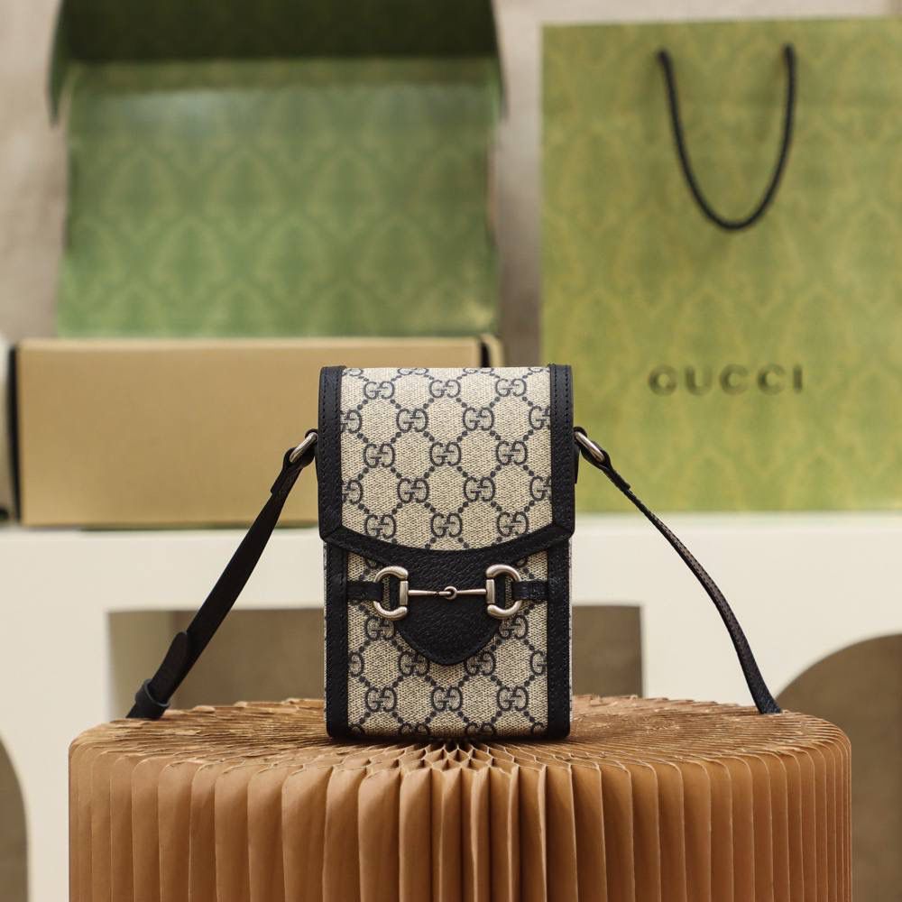 新配色𝟏𝟗𝟓𝟓手机包系列 #625615#原厂皮 YY 🔷尺寸：11.5*17*4cm 天花板级别的颜值，马衔扣标志的经典元素，搭配全新系列配色，打破了传统经典的传统，将复古与时尚的碰撞，玩出新的高度，这一季深蓝色配色设计，搭配上爆款的经典造型， 复古路线真的太赞了，搭配神秘蓝碰撞出复古与时尚高度融合的天花板颜值！