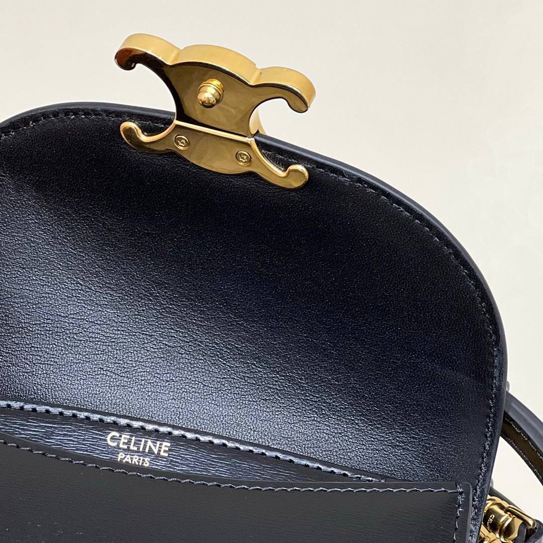 🔥大货实拍图 𝗖𝗘𝗟𝗜𝗡𝗘 ♥ 𝗕𝗘𝗦𝗔𝗖𝗘 𝗧𝗥𝗜𝗢𝗠𝗣𝗛𝗘手提马鞍 型号：10L063 尺寸：15.5*11.5*5cm