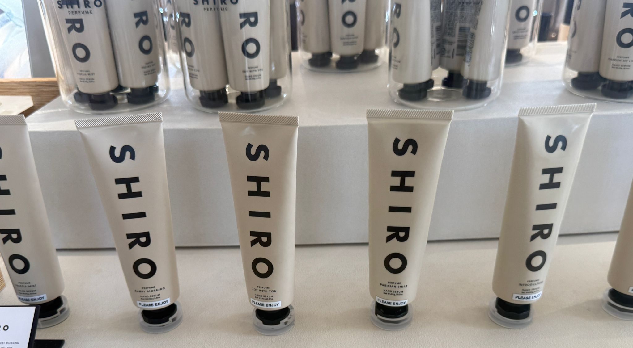 日本 SHIRO香水系列護手美容液 配合了蘆薈和乳木果油舒展順滑的塗抹感讓人上癮的SHIRO PERFUME 的護手美容液。 比護手霜更柔軟，質地清新，包裹著手部肌膚，滋潤肌膚。 11種味道 PARISIENNE FAVOURITE東方花香味 SMOKED LEATHER煙燻皮革 INTRODUCTION茉莉豆蔻味 SPICE OF LIFE玫瑰味 FREESIA MIST蘋果味 PARISIAN SHIRT 海洋薄荷 Cherish My Love Living My Story Joy With You Black Forest Blessing Sunny Morning 香味也很講究，像煉製香水一樣可以盡情地享受香味的配合。