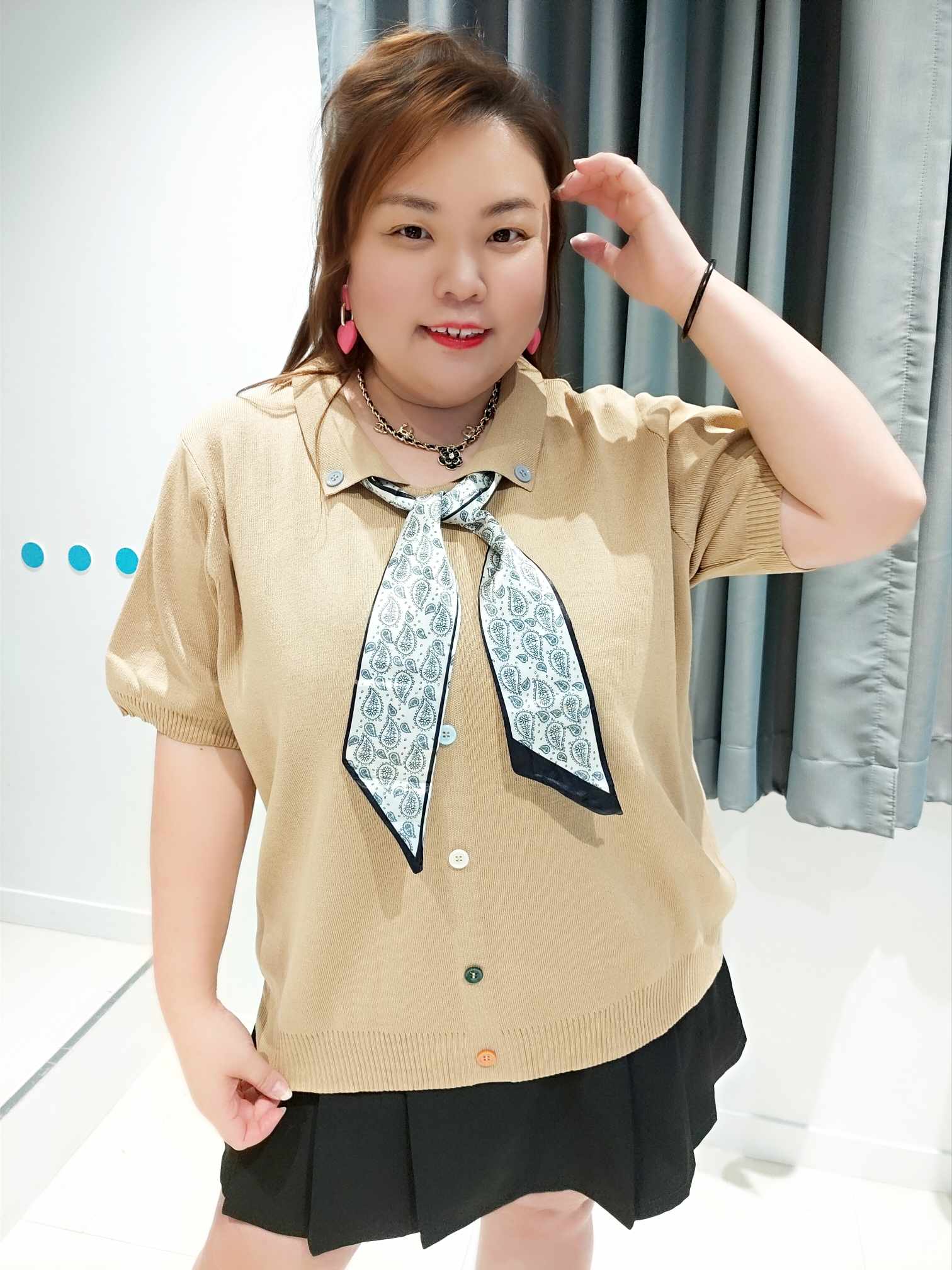 DSF10 搭配丝巾针织上衣