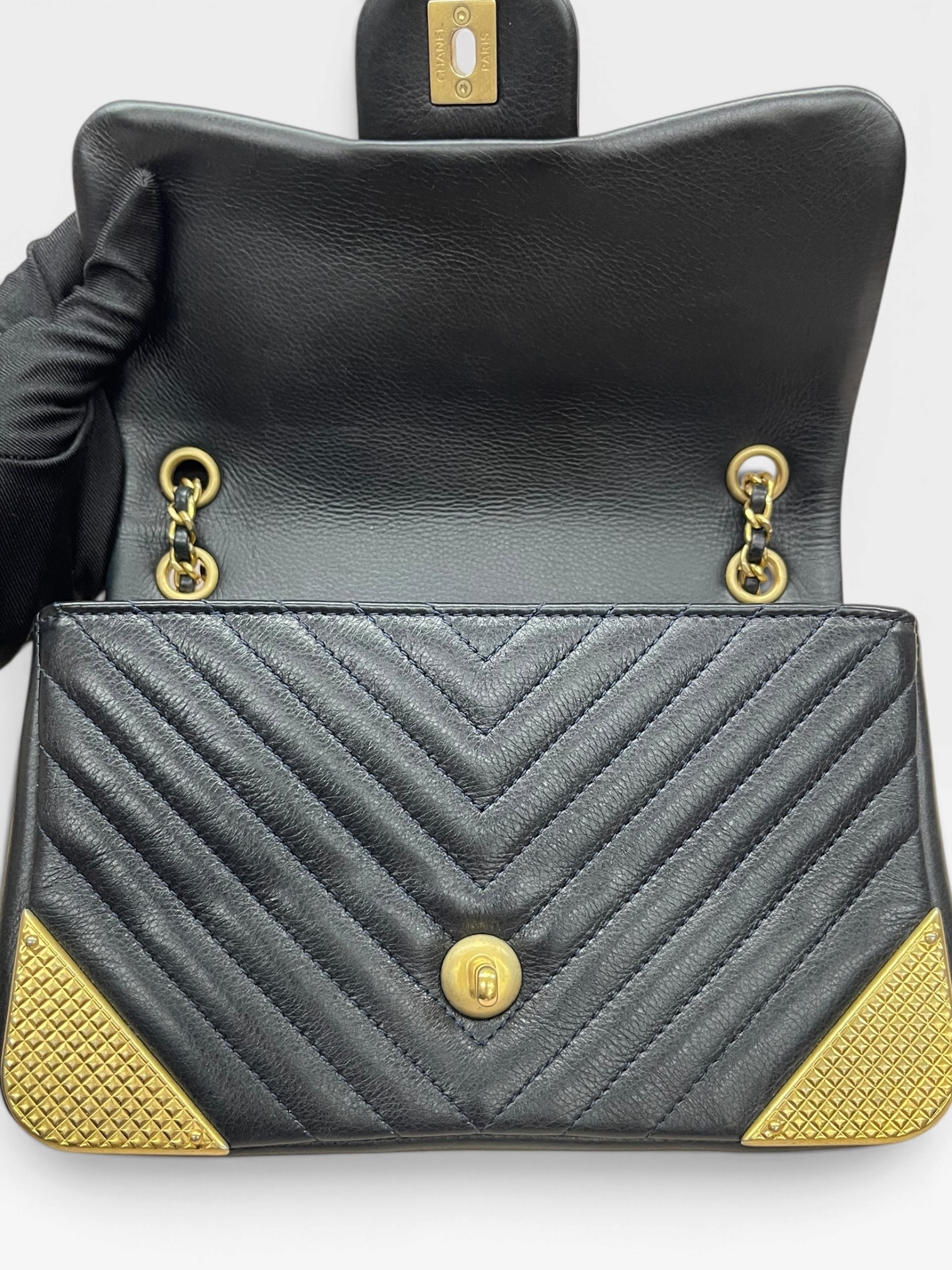 Pre-Owned Chanel Rock the Corner Chevron / Product Code: 101702