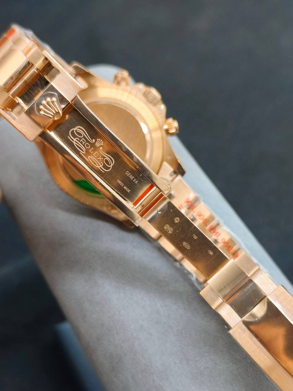 劳家 ROLEX 迪通拿系列 🎮OM6 飞越彩虹之巅---劳力士彩虹迪通拿 铂金眼 铂金小眼Cal.7750机械计时， “二代彩虹迪通拿”表壳、表带采用316L精钢材质打磨，每个壳套全程CNC处理所有细节，再经过人工流程润饰，打磨和检测做工精细，圈口角度与宝石大小数量颜色跟专柜彩虹渐变效果一致，玻璃使用蓝宝石透彻效果镜面，机芯采用7750全自动计时机械机芯，🎮 表带分别全人工镶钻精钢实心表带OR进口氟橡胶表带，配备防止意外打开的蚝式保险扣，佩戴舒适，操作也十分简便！ 这款腕表最大的特点莫过于表圈的七彩宝石和字面的十二个彩钻刻度，彩色渐变效果一一对应，这些宝石闪耀着红橙黄绿青蓝紫等斑斓的色彩，恰似添上曼妙多姿的变化色彩，劳力士精心挑选了玲珑精巧的宝石，并组合镶嵌在了一起，为腕表赋予了奇异的光彩。🎮