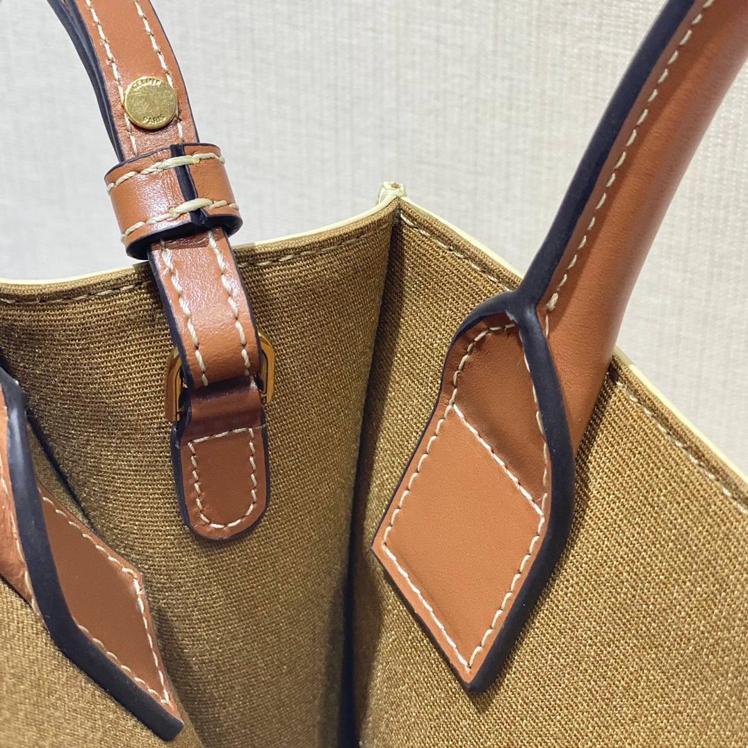 🔥大货实拍图 𝗖𝗘𝗟𝗜𝗡𝗘 ♥ 𝗧𝗥𝗜𝗢𝗠𝗣𝗛𝗘 𝗖𝗔𝗕𝗔𝗦 𝗧𝗢𝗧𝗘 𝙘𝙚𝙡𝙞𝙣𝙚的爱心𝙡𝙤𝙜𝙤也太会了吧！直接俘虏我！实在是太会抢钱了！托特包的天花板🥇 型号：194372 尺寸：17*21*4cm