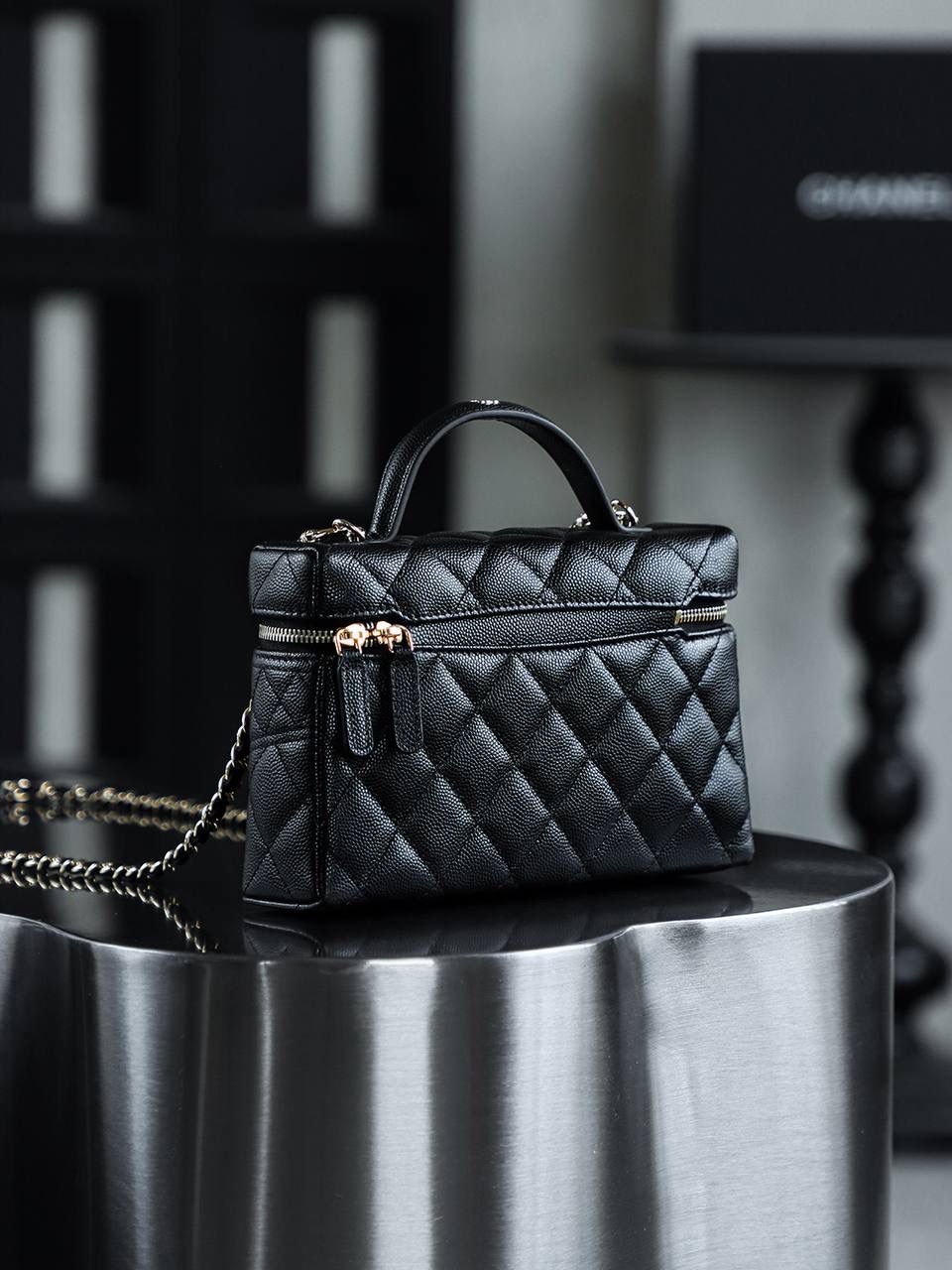 25C盒子包鑒定版👜 一包一碼 支持全球鑒定查驗身份證原廠專G 三隻羊皮料過關清單資料可査詢 25C腰線LP盒子包，獨特設計，一眼傾心！ 方正的包身線條簡潔俐落，致敬了50年代vintage手袋的復古廓形，展現出一種獨特的復古韻味。 包身中央那條優雅的弧形縫線，堪稱點睛之筆，不僅讓原本相對規整的包身瞬間立體有型，還為其增添了一份靈動與俏皮！ 五金：全鋼淺金扣 皮料：impala三隻羊中小球 尺寸：17*19.5*5cm