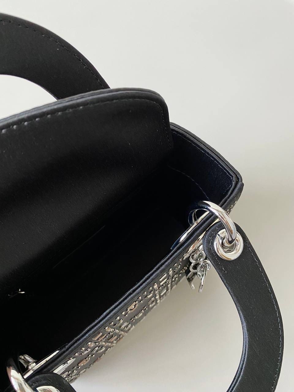 黑色🖤 𝗗𝗜𝗢𝗥 𝗟𝗮𝗱𝘆三格，真丝缎面钻 全面升级，终极版本！ 进口丝绸 施华洛世奇贴钻 特别是在暗光的地方 一闪一闪 自带灯光效果真的美翻 名媛气质优雅惊艳集于一体的宠儿 😍✨ size：17×15×7cm