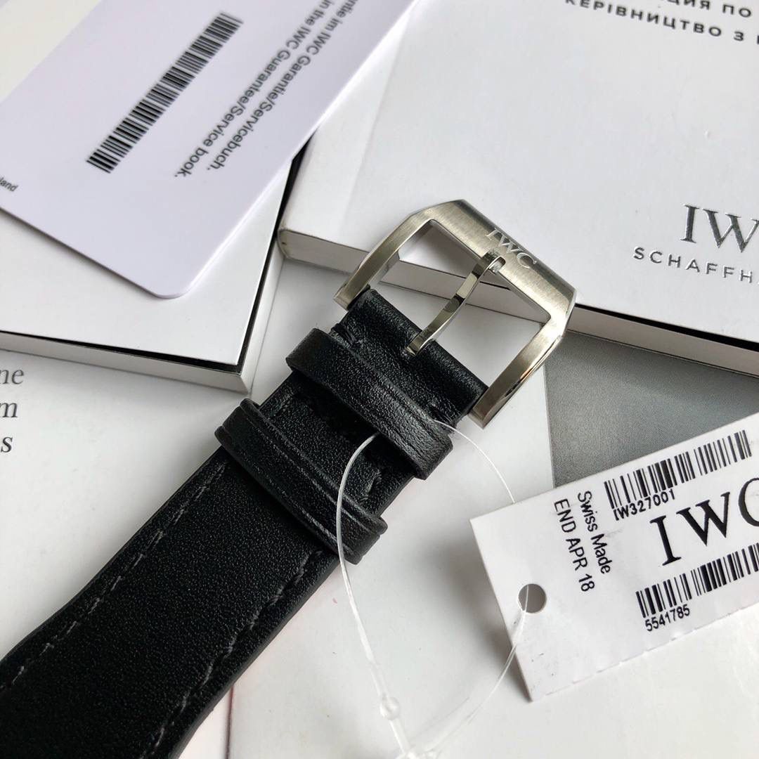 硬货首发，市场独家！IW327001，316L精钢材质，非凡工艺，让小厂知难而退！万国飞行员马克十八传承腕表，采用原装瑞士ETA王牌机芯w-300,40mm表径，全数字刻度超强夜光，双面防反光凸状蓝宝石玻璃表镜。独家渠道进口意大利SANTONI牛皮，一条牛皮成本相当于市场一般牛皮的几倍，在很多细节的把控上都已达到行业顶级，且多项可为标杆，整表细节一丝不苟。 原装价格3W余，一般人均可轻松驾驭，此款万国飞行员腕表视为万国经典款型，任何场景着装均适合佩戴，可谓百搭神器。全套包装出货