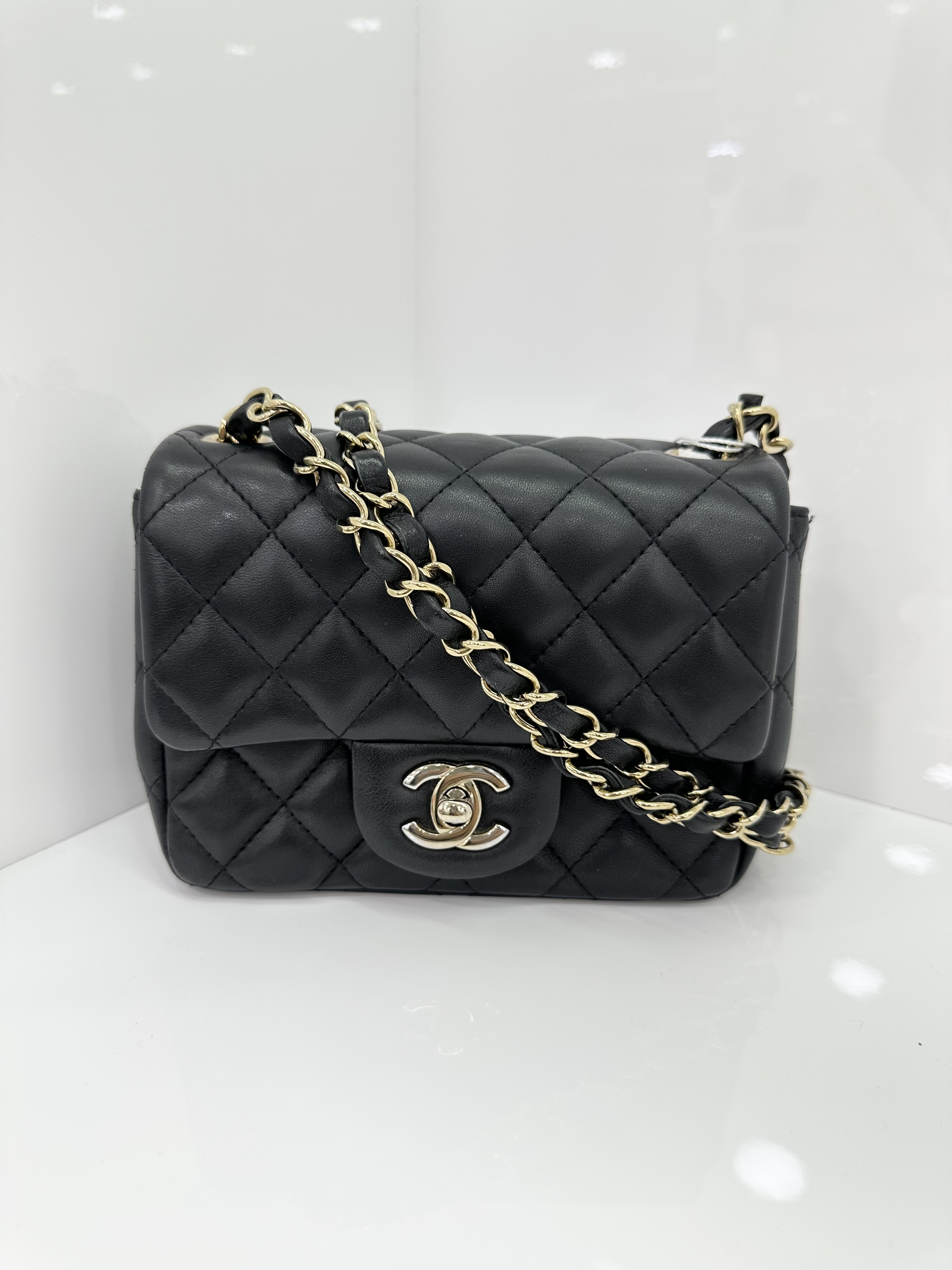 Pre-owned CHANEL charm flap bag/Black