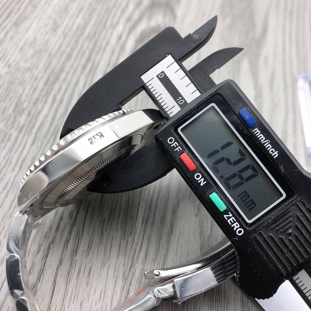 NOOB 劳力士 潜航者 水鬼 116610LV 绿水鬼 🎮 NOOB 强势回归，绿水鬼圈口全面升级，采用全新配方与温控烧制，陶瓷圈成色脱胎换骨，肉眼观感与原装几乎无差，完成度直接碾压市面同类版本。 搭载 克隆 Cal.3135 一体机芯，蓝色游丝＋进口 KIF 避震器，稳定可靠。 🔥 升级重点一眼看懂： • 乱真级绿陶瓷圈 💚 Cerachrom 工艺解析复刻，1100–1250℃高温烧制，色差极低 • 蓝宝夜光石 🔵 夜明珠外层加蓝宝石镜面，防刮耐用，原装同款结构 • 圈口刻度不发黑：铂金粉 PVD 工艺，遇水遇油不褪色 • 一键弹扣：操作方式与原装一致，市场独家配置 • 内扣式圈口结构：非双面胶粘合，稳定耐用 • 字面质感升级：夜光圆钉饱满不溢，拉沙更细腻 • 配件高度通用：壳、圈、底盖、表带、表扣等可与原装互换 • 进口 904L 精钢：高密度、高硬度，耐腐蚀抗刮