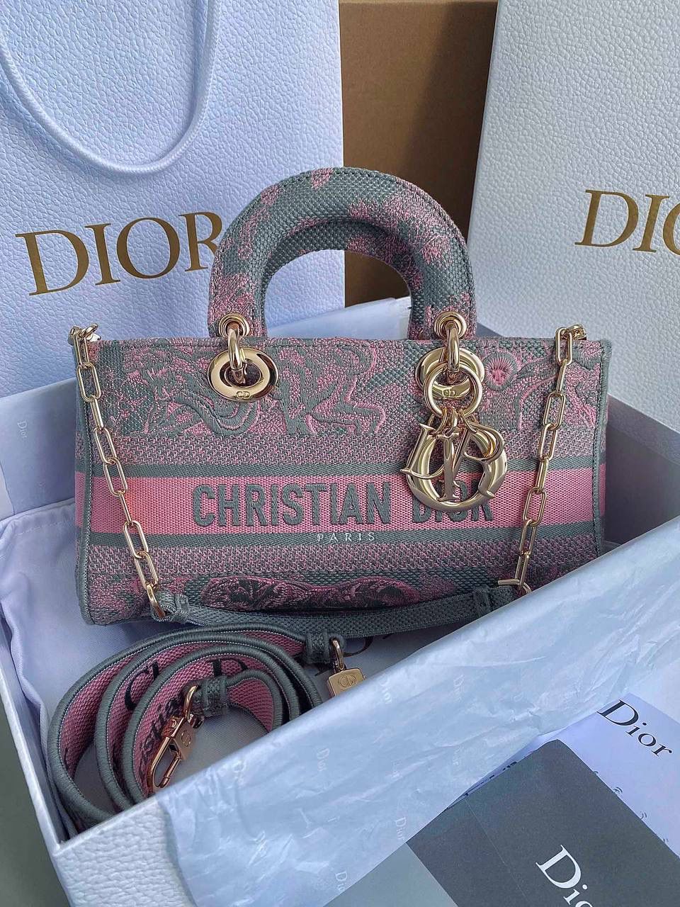 粉灰老虎中号💗😍 𝗗𝗶𝗼𝗿 𝗗-𝗝𝗼𝘆 𝗯𝗮𝗴刺绣款，新色 时尚果然就是轮回，回归了一把中古戴妃 长方包形，短链条➕细长肩带直接封神！！ 复古时髦感超强，真是什么场合都可以把住 绝对是lady中的天花板了，强势出圈啦姐妹们✨‼️ 26 x 13.5 x 5cm