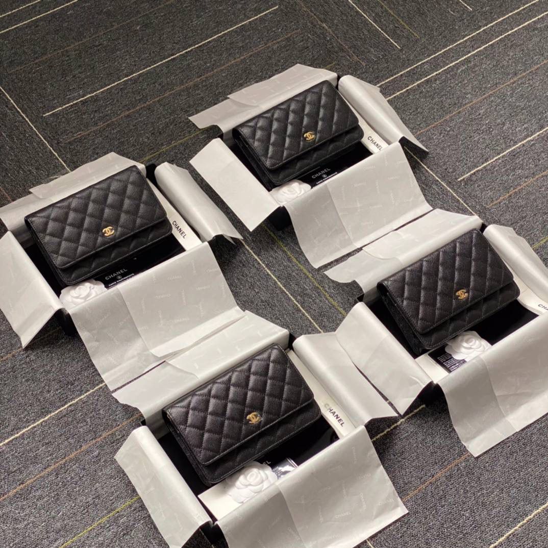 小香woc经典荔枝纹金扣链条包💞👜 和CF、COCO一个渠道的，一个专柜品质，独家渠道货源，欧洲原厂荔枝纹皮+进口原厂纯钢五金组装的尾单货 全网最正的版本，全网最硬的货，随意对比，绝对的符合正品工艺，性价比之王！ 尺寸：12.3 x 19.2 x 3.5cm