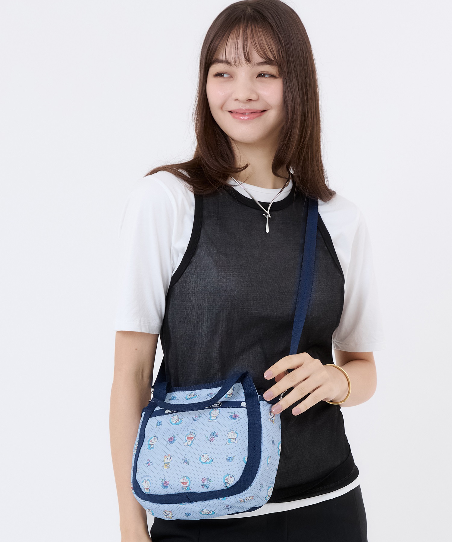 [訂購] [日本直送] 💙 LeSportsac「DORAEMON SMALL JENNI」 📏 尺寸/內容：高約22cm｜闊約18cm｜厚約6cm {TF260811}