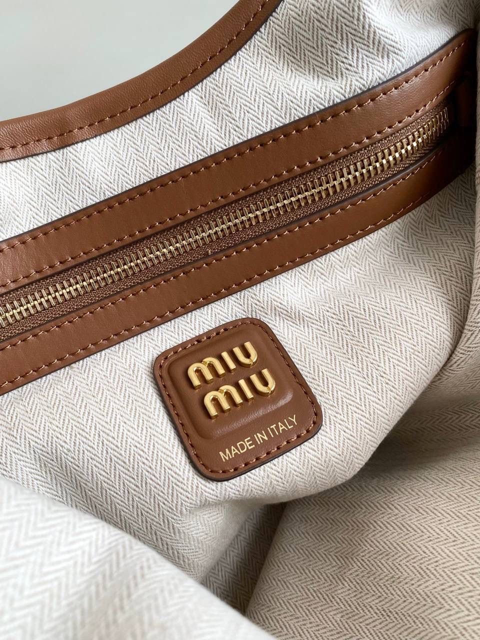 🈶拼接色 𝗠𝗶𝘂𝗠𝗶𝘂托特，大爆款 这只大火啊！超有腔调的一款 简约精致的设计真的好耐看 不同色系拼接有点流浪感又透着高级 色彩搭配温暖而富有层次 把美拉德复古风拿捏的很到位 整体造型非常慵懒惬意，保证了舒适性和实用性的同时还兼顾了美观性 时尚，非它莫属了！ 35×40cm #F0110m