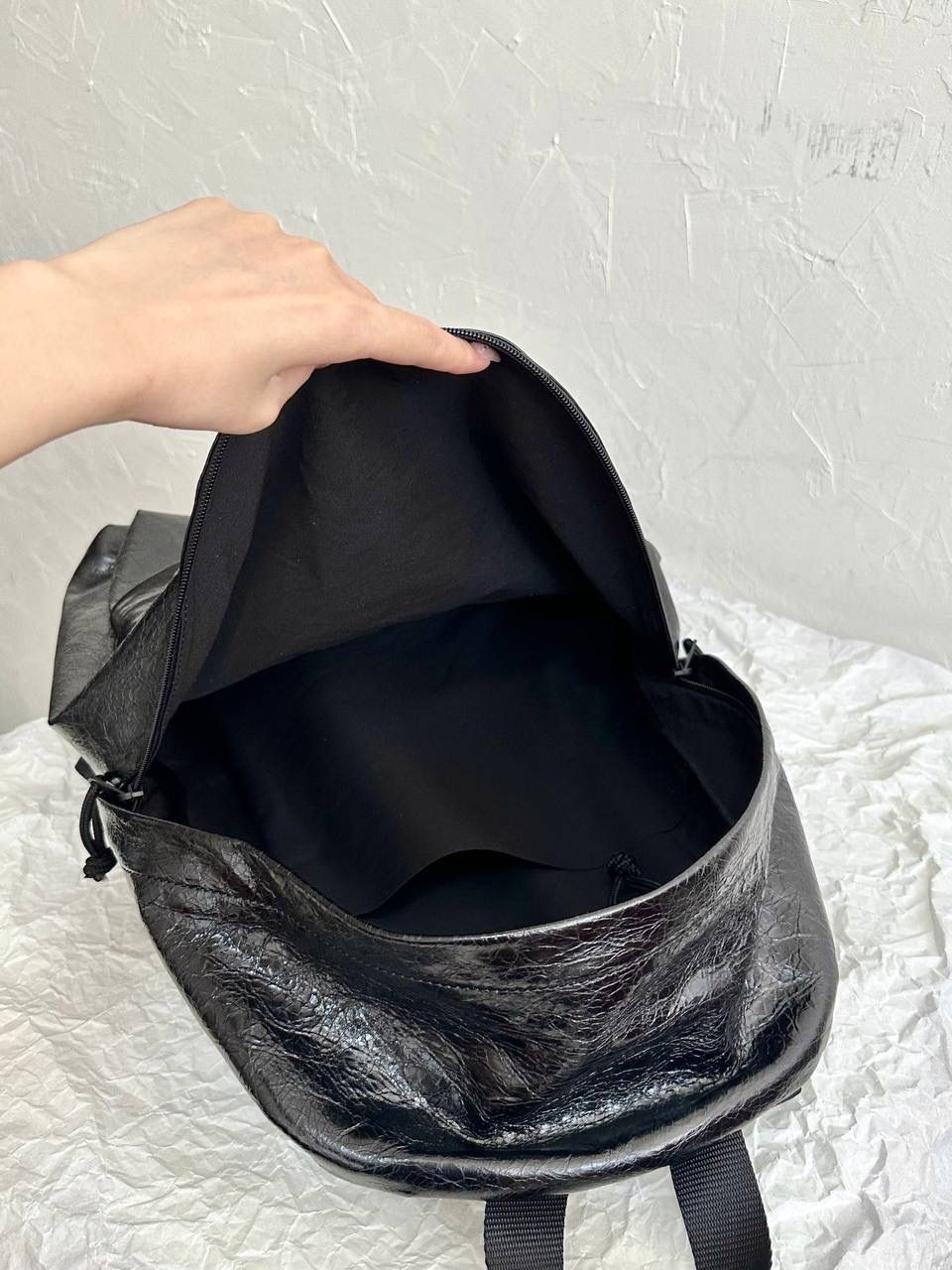 ba1enciaga explore 双肩包👣 其实日常就想背一个简单实用的双肩 而且质感还是需要好一些的，并且低调百搭的 这只explore 一定是一百分的 不出挑的版型真的很适合i人哈哈哈 电脑书本杂志通通都放得进 容量也是无敌大的，而且自重还轻哦～ 47×34.8×19.8cm503221m