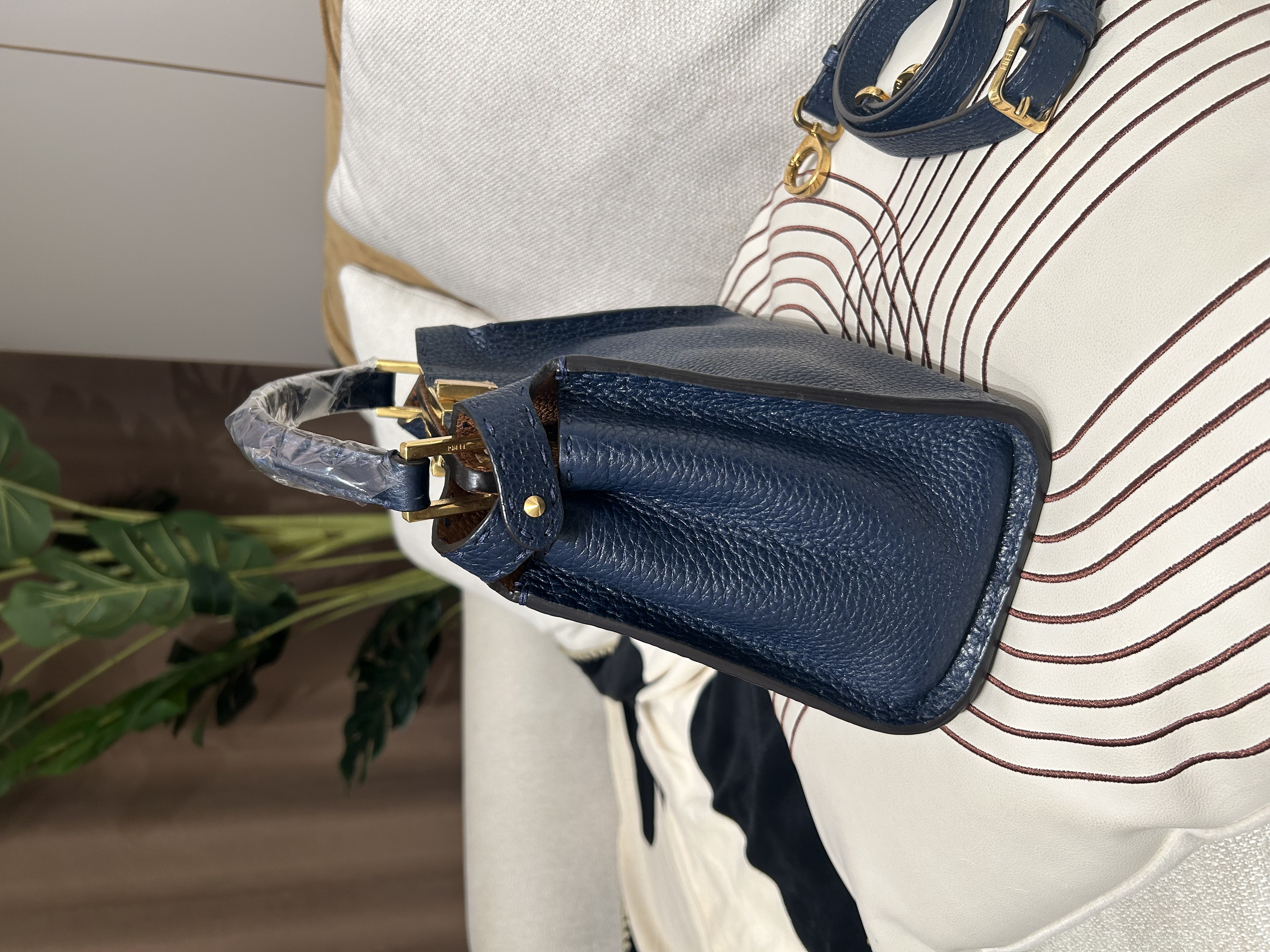 Fendi peekaboo 深藍色金扣 100%Authentic, 95%new ✅Booklet ,✅dust bag 牛皮好襟用，有部份原裝貼膜新淨