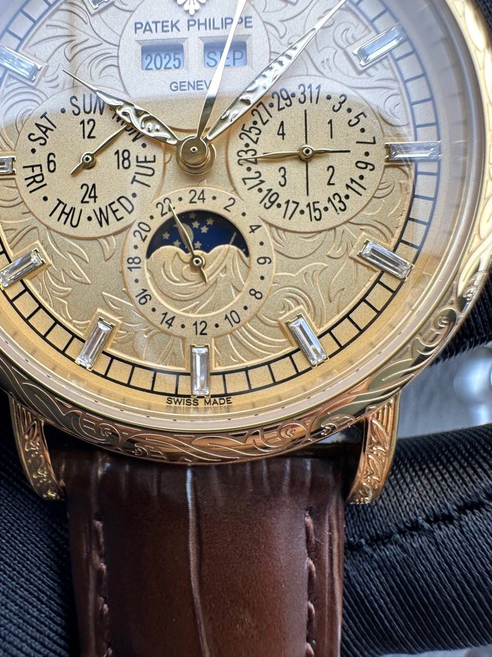 【铁划银钩 苍劲有力】高颜值新品墙裂推荐 精湛的工艺！ 年度最佳典藏之作——百达.翡丽古典超级复杂多功能 万年历功能腕表 团队历时两年多精心设计，不计成本，敢为人先，力求完美，克服重重难关，突破多层技术瓶颈，机芯型号为CH 29-535 升级版，质量稳定！ 【表带】经典意大利小牛皮表带，纹路清晰，质感好。搭配圈市面最顶级的百达翡丽灯笼表扣，通用原装无压力。 优雅的Calatrava雕花表壳极具个性，42毫米的表径适配大众男性手寸，非常商务可亦休闲。