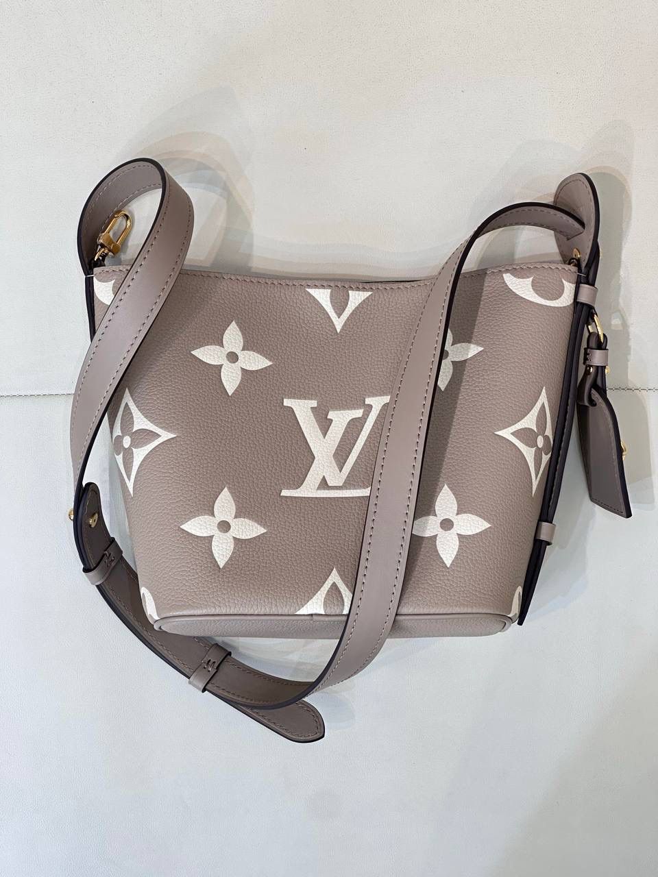 LV ALL IN BB大象灰👜✨ 来看包型的变化 自身的功能真的非常吸引人！ 首先包包自身本来就有4种的形态随你变换！！ 蝴蝶结你想放在哪儿都能给你设计明白，allin就是容量足够大，出门旅行你想拿什么都能给你装好！！ 简单的水桶包型，把包身两侧的挂钩连起来，还可以 get一只“菜篮子” 前后再捏起来，它还可以变成一只可爱的小福袋， 真的好神奇！😍😍