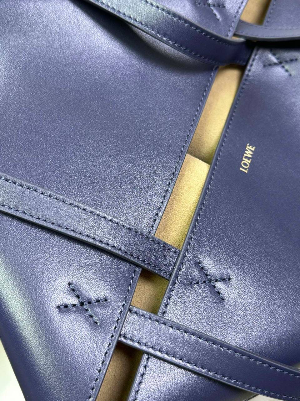 *𝐏𝐮𝐳𝐳𝐥𝐞 𝐅𝐨𝐥𝐝折叠手袋👜*（深邃蓝） ——全新【𝗡𝗘𝗪】升级‼️ 延续经典𝙋𝙪𝙯𝙯𝙡𝙚的标志性几何裁剪设计，新晋顶流🅰️𝙋𝙪𝙯𝙯𝙡𝙚 𝙁𝙤𝙡𝙚 𝙏𝙤𝙩𝙚以折纸包为灵感，升级成🉑完全折叠‼️的结构，立体与平面任意切换，出差旅行🧳必备单品。小牛皮材质轻且柔软，𝐌𝐢𝐧𝐢尺寸搭配一条可拆卸式肩带，手提，肩背，斜挎多样化背法✨ 尺寸：𝟐𝟓.𝟓-𝟏𝟒.𝟓-𝟑𝟏.𝟓cm 款号：052316