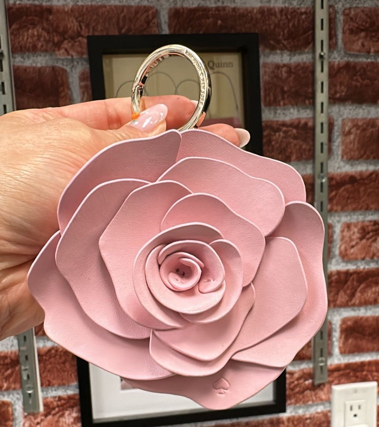 🇺🇸✈️🇨🇦粉紅色玫瑰🌷Kate ♠️ New York Outlet 吊飾現貨💕💕💕