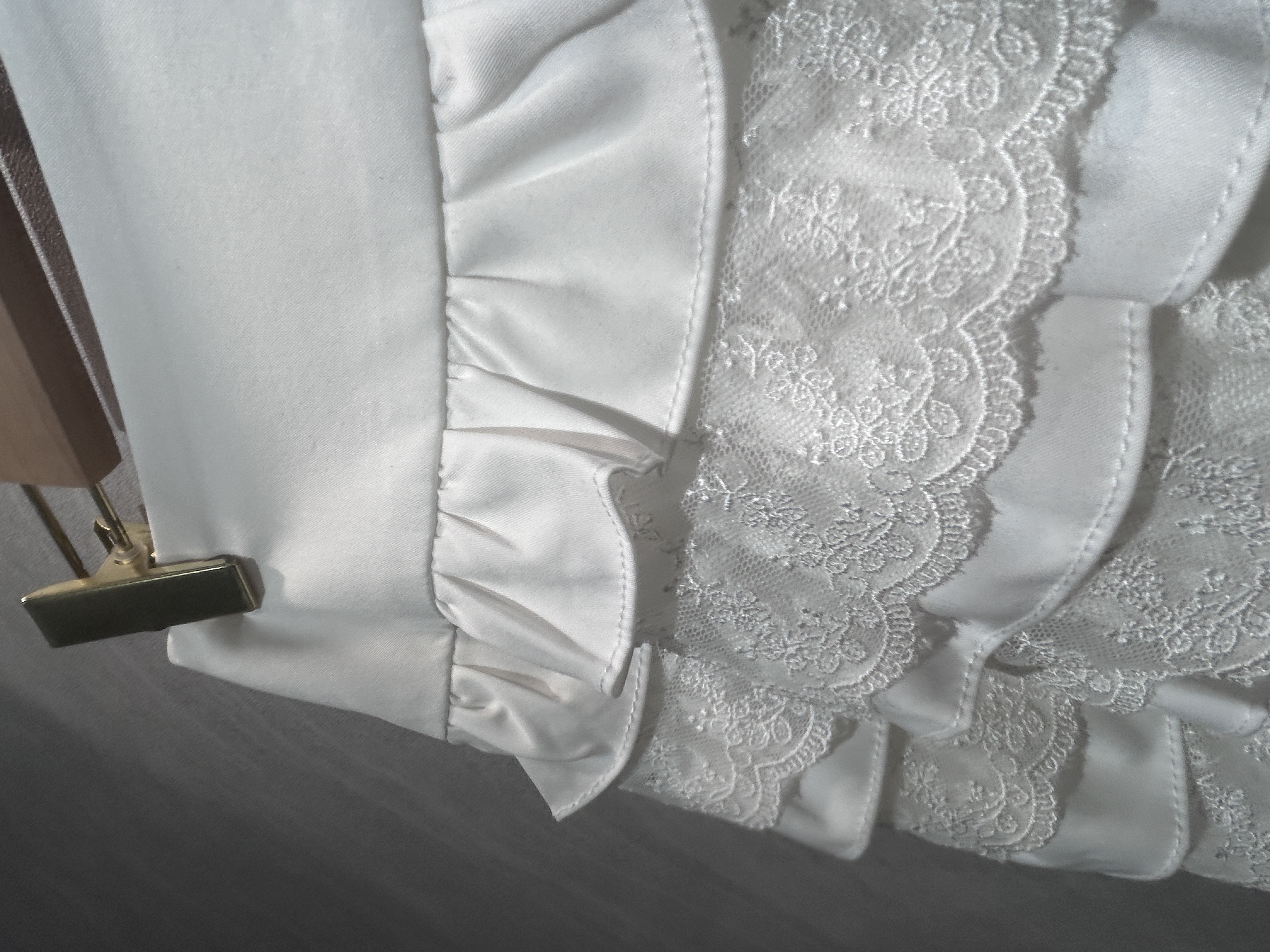 白色蕾絲荷葉邊迷你裙