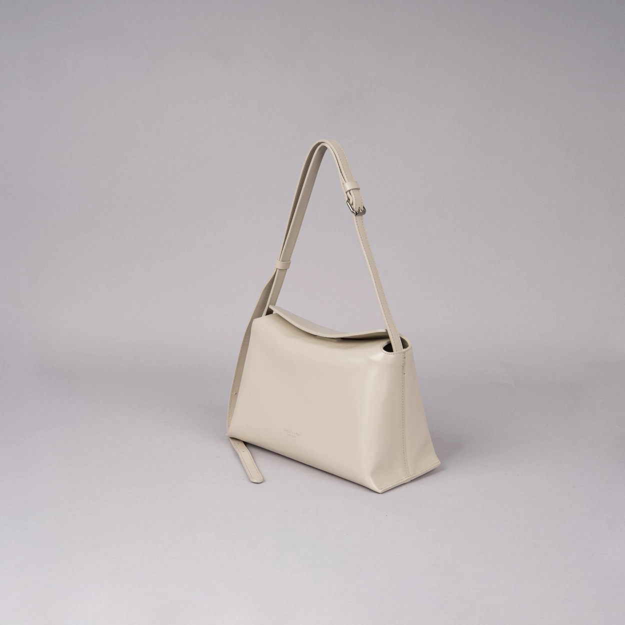 【26SS新皮】預訂_牛皮亮面 Bread bag 磁吸枕頭包 (M) By Bucks & leather