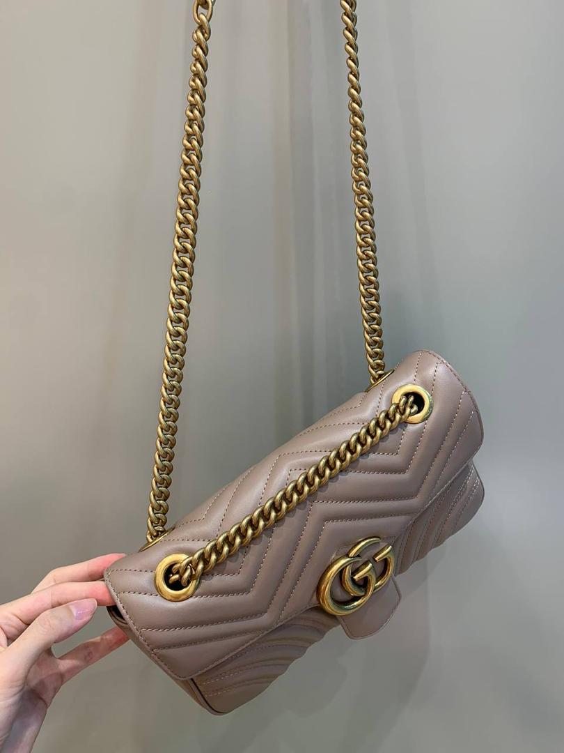 新背景实拍正品级 。经典款金扣奶茶色26cm‼️ 温柔气质的颜色代表，可盐可甜，春夏四季的搭配小能手，颜色饱满度很高，皮料质感也是没得说，原厂皮材质都是很厉害的！图片拍不出他的美，实物更美‼️ 型号443497；尺寸26/15/7cm