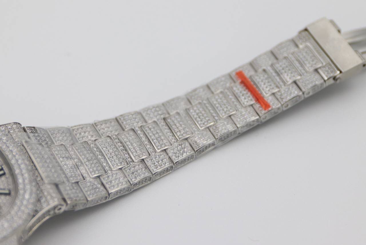 百达翡丽鹦鹉螺满天星V3版。少量到货！！！独家还原正品后镶钻。 全新修正V2版不足的四大细节： 1.表盘上12个条形刻度，根据原装5711字钉开模，效果保持了跟原装一致的黑油条形夜光刻度。 2.全新定制原版324机芯，V3版本机芯摆轮位置与原装一致，CNC数控技术打造机芯夹板，深度洗花和刻字，效果保持了原装应有的细节，机芯结构还原度极高。 3.表带升级还原正品后镶钻侧面表带镶石工艺：挑战难度极高百达翡丽鹦鹉螺侧边镶钻表带R8制表师历练数年多次，尝试过无数种加工工艺，即使再难也有破釜沉舟的心态，如今终于大功告成，还原正品后镶钻效果，是目前唯一可以做到表带侧边镶钻工艺。 4.指针升级：秒针中心点升级为针轴秒针。 （让你体验最奢华百达翡丽鹦鹉螺）