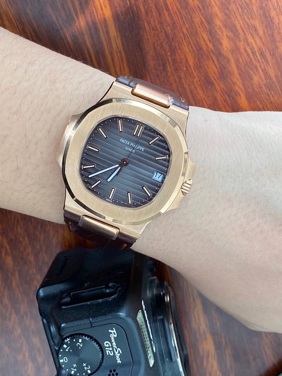 鹦鹉螺市场独家专用机芯，升级无噪音刻字版原版机芯🔥🔥 详细升级解读: 1.升级机芯全部精雕刻字，清晰不磨损，纹理做到极致。 2.升级自动陀片，采用瑞士超精密轴承，业界史无前例的安装陀片工艺。做到百分百降噪音。 3.原版机芯，无假夹版，无假摆轮，无假红宝石。WY-3k厂完整的复刻出3.3毫米的绝版高品质324SC机芯. 4..升级表盘刻度夜光超亮，而且整体做到和谐一致同步亮度。 5.鹦鹉螺经典蓝盘，目前改进与正品一致的颜色，秒杀其他工厂的表盘细节和做工。 6.日历窗口每一只手表做了水平正位，不出现偏斜遮挡。 7.把头调节档位顺畅度的多次调试，调试到最佳状态。使得升级版手雷调校时间和上链的手感畅顺 8.升级了整个手表厚度8.3毫米，完美实现全网最薄机械表，等同原装厚度。佩戴起来舒适无比。 9.重点强调324Sc机芯顺时针调日历，也就是由上往下调日历。注意辨析和正品一致。 10.调节时间的时候，拉表冠二挡。大秒针是不停止的。和正品也是一致。