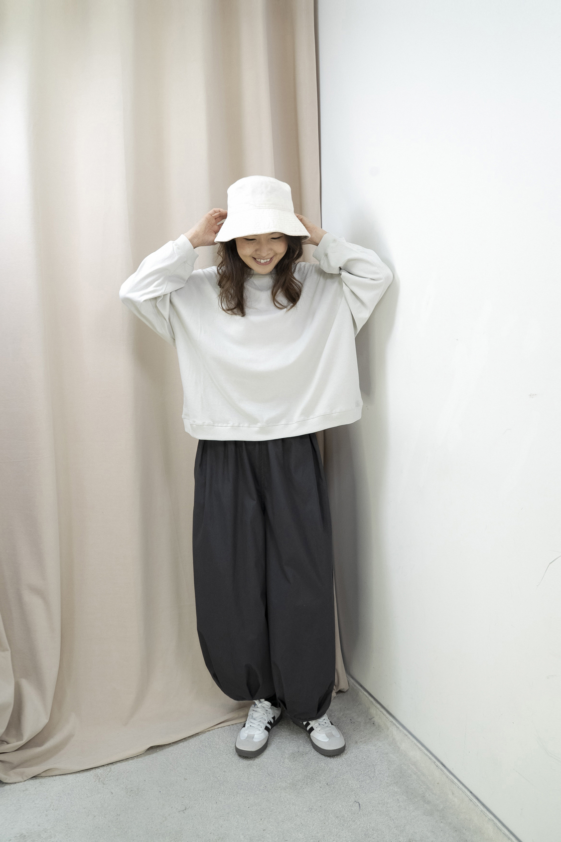 輕軟薄倒三角造型明線上衣（米灰色）