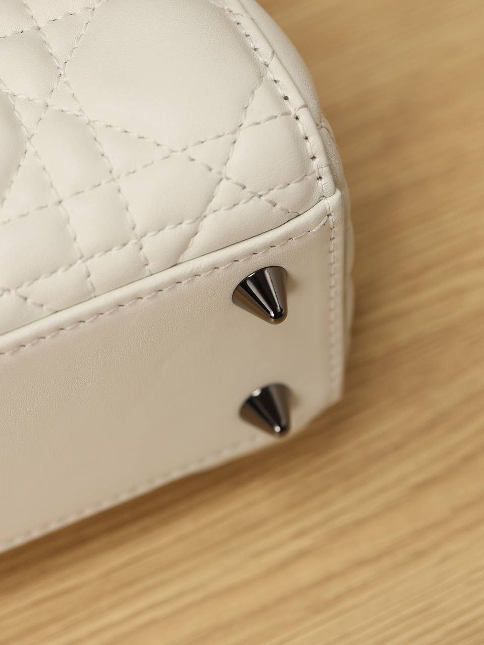 小号 LADY DIOR MY ABCDIOR 手袋 奶白色羊皮革藤格纹 独家渠道货 四格戴妃包白色羊皮枪扣 尺寸：20 x 17 x 8 厘米 这款 Lady Dior My ABCDior 手袋彰显 Dior 经典标识。 款式时尚精致，是一款经久不衰的单品。 采用奶白色羊皮革精心制作，搭配藤格纹缉面线，精良的绗缝质感显露无遗。 饰以金属覆层D.I.O.R.吊饰，为醒目的轮廓增添一分灵动💕💕