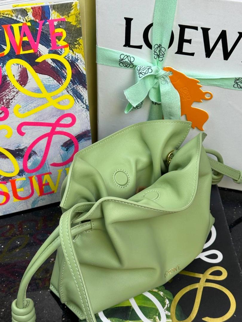 全新升级—迷你𝙁𝙡𝙖𝙢𝙚𝙣𝙘𝙤出货啦✅ ❤️升级版福袋正面新增品牌烫金𝙇𝙤𝙜𝙤代替压印𝙇𝙤𝙜𝙤，肩带加宽同时增加两侧狗扣五金代替原本皮穿扣肩带，精致又便捷🥰 ❤️独家定制皮料五金，小牛皮皮质手感十分柔软且耐用，肩带🉑拆卸🉑调节，多种背法任你选择，容量超大，日常出行必备😍 ❤️独家品控，完全对版细节，全套礼盒🎁包装给你满满的仪式感🥰 迷你尺寸：𝟐𝟑 𝟗-𝟏𝟖-𝟗𝐜𝐦 款号：052030浅梨色