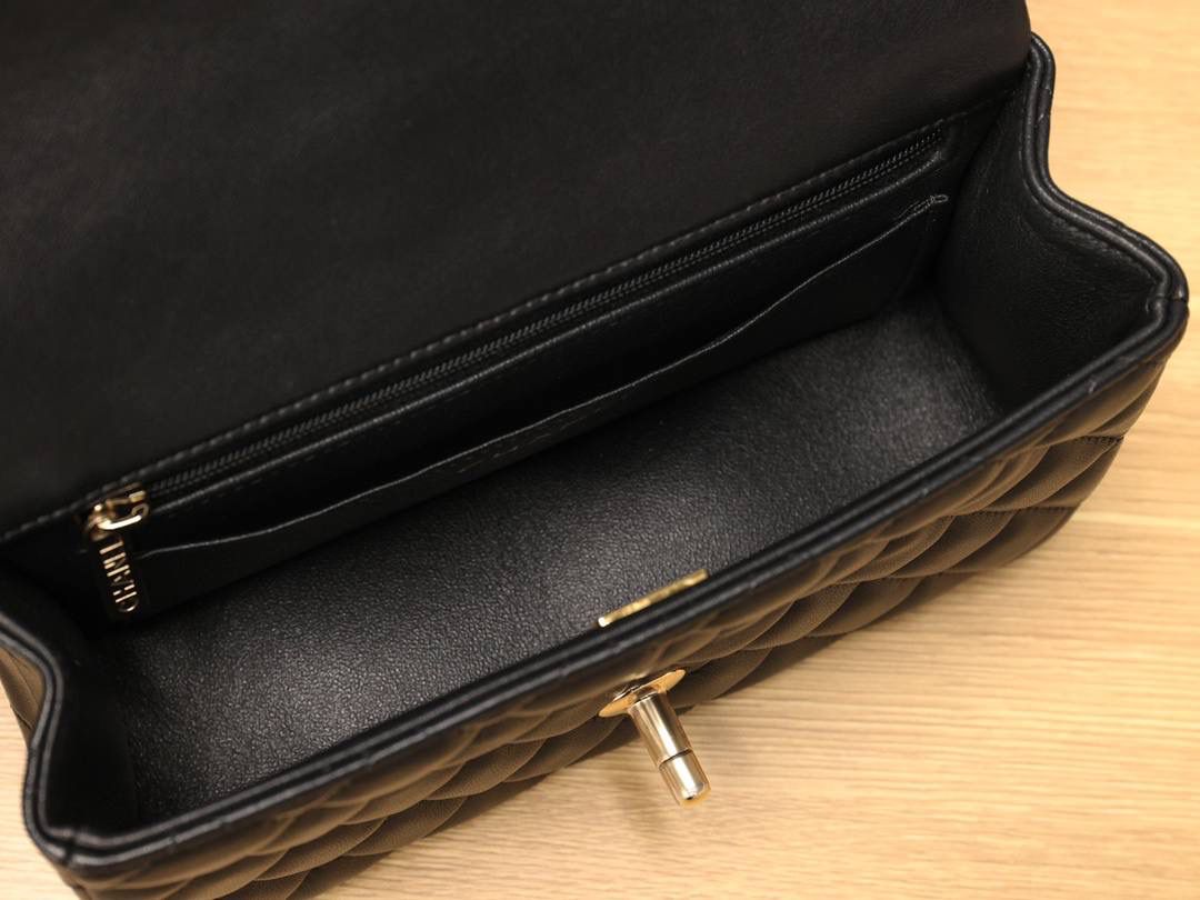 CHANEL 香奈儿小狮子挂件CF handle 手柄手提斜挎包💞👜 这款是黑色羊皮和浅金五金搭配，前面有小狮子挂件绝 handle cf 小羊皮真的很舒服 搭配浅金双C扣 太好看啦🤩五金材质还是一样的渠道来的 五金是市场唯一对版的金扣纯钢原厂材质 五金的贴膜也都是原厂的～ 尺寸:13 x 20 x 7cm.