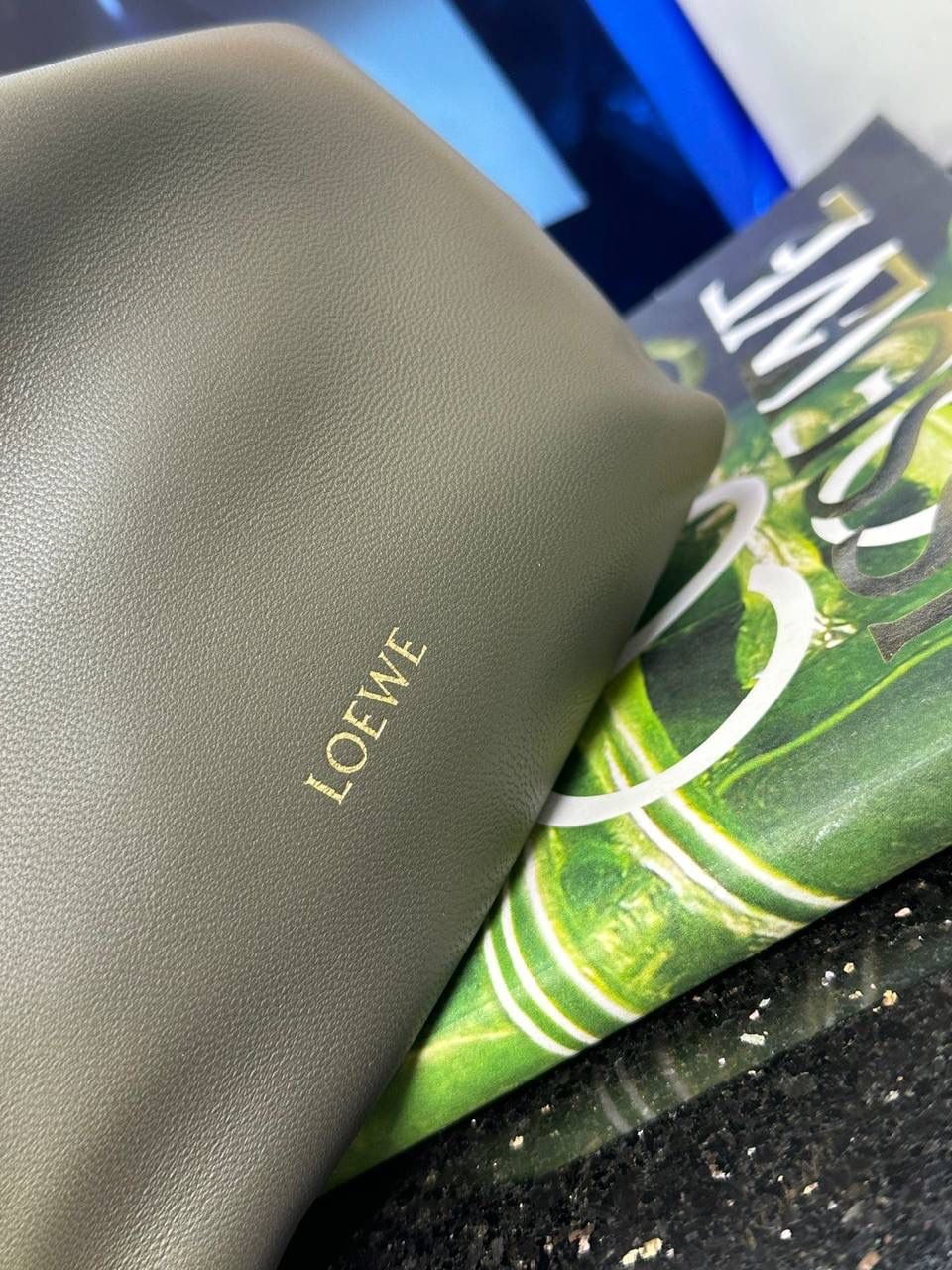 🎈迷你链条款𝙁𝙡𝙖𝙢𝙚𝙣𝙘𝙤 𝙋𝙪𝙧𝙨𝙚羊皮 ——【卡其绿】 尺寸：𝟐𝟑.𝟓-𝟓-𝟏𝟕𝐜𝐦 编码：062347 👉🏻延续福袋收缩绳褶皱设计，羊皮包身手感细腻柔软❤️ 👉🏻链条肩带➕皮肩带的双肩带设计，时尚百搭，给足了集美们多样化的选择。肩带可拆卸可调节，磁扣开合，正面烫金𝙇𝙤𝙜𝙤，呈现出高贵典雅的视觉感😍 👉🏻独家背景➕独家品质➕独家全套砖柜礼盒套装，市场高端品质皆在我手✌🏻