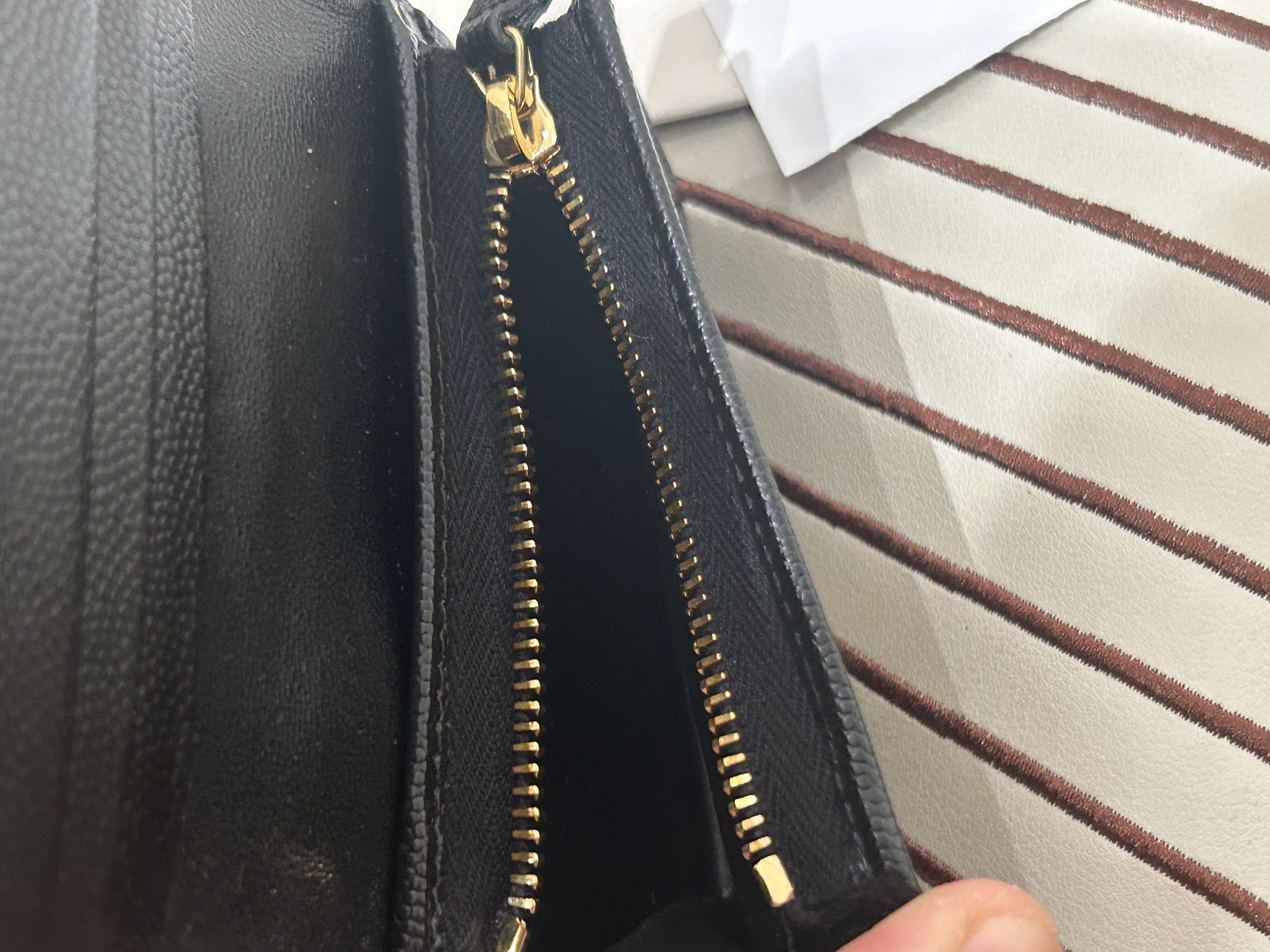 YSL wallet 黑色粒面牛皮金扣銀包100%Authentic, 98%new ✅Tap booklet ✅Dust bag